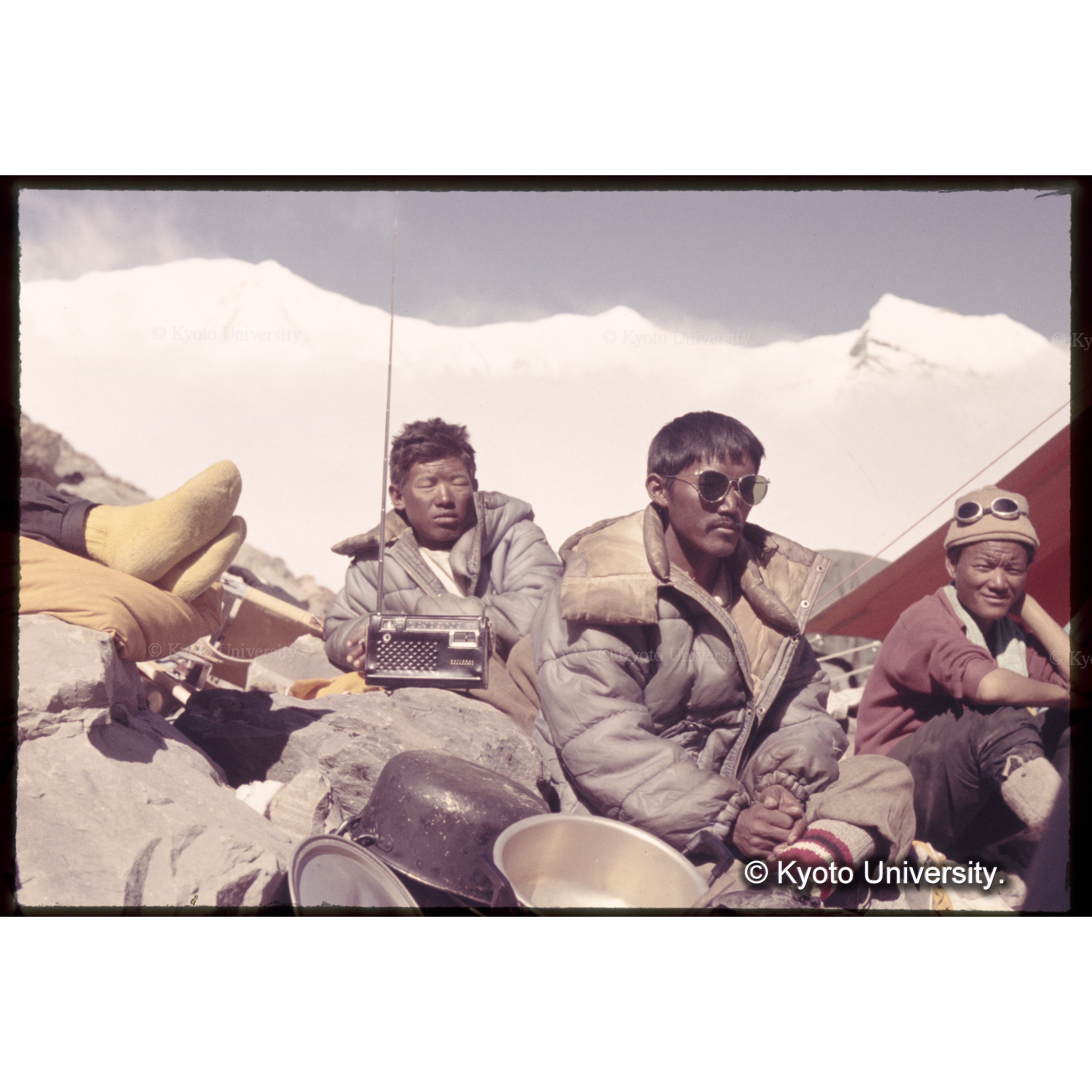 撤収で休憩するシェルパたち (1)