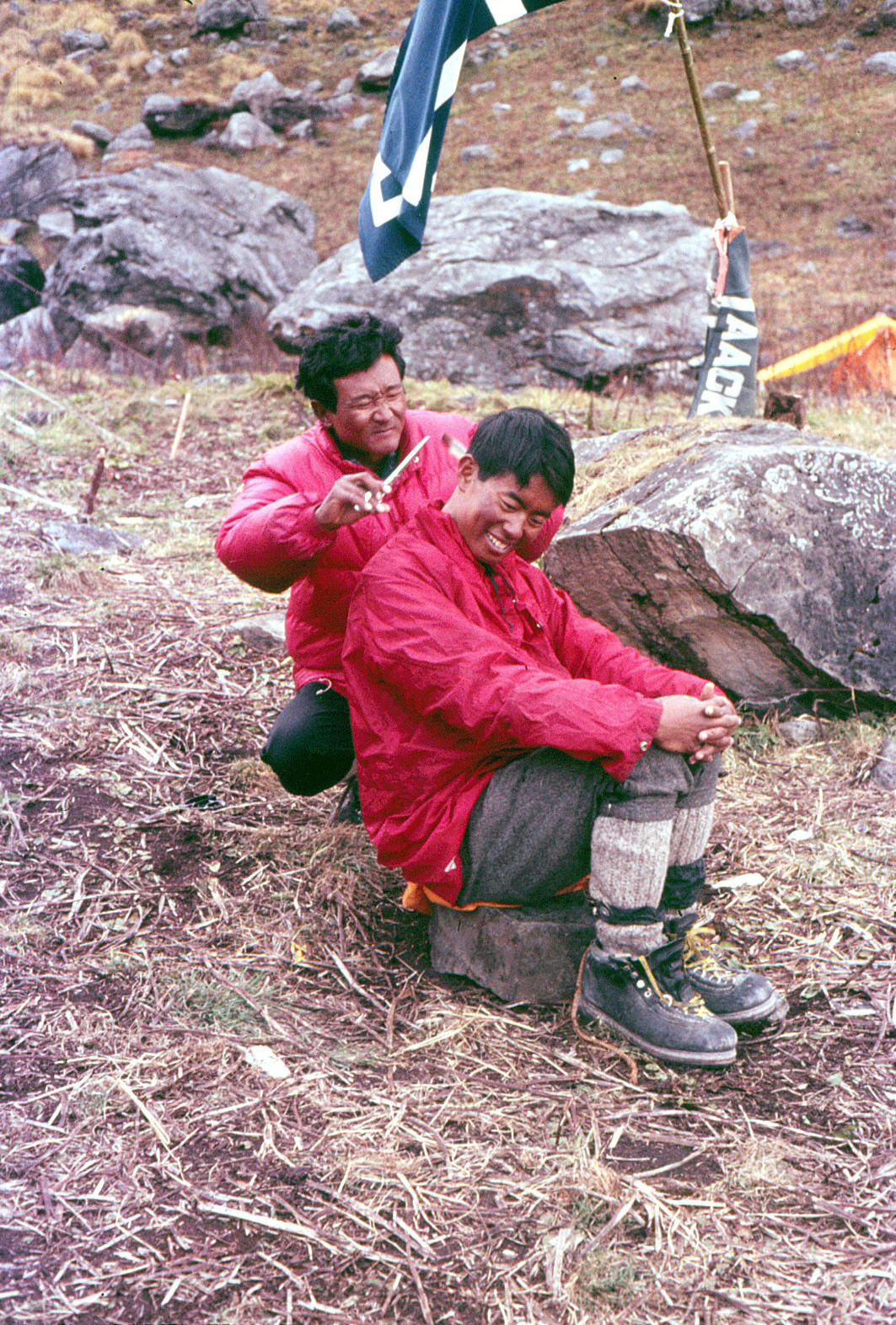 ＢＣで木村の散髪をするサーダー・パサンプタールＩＩＩ (1)