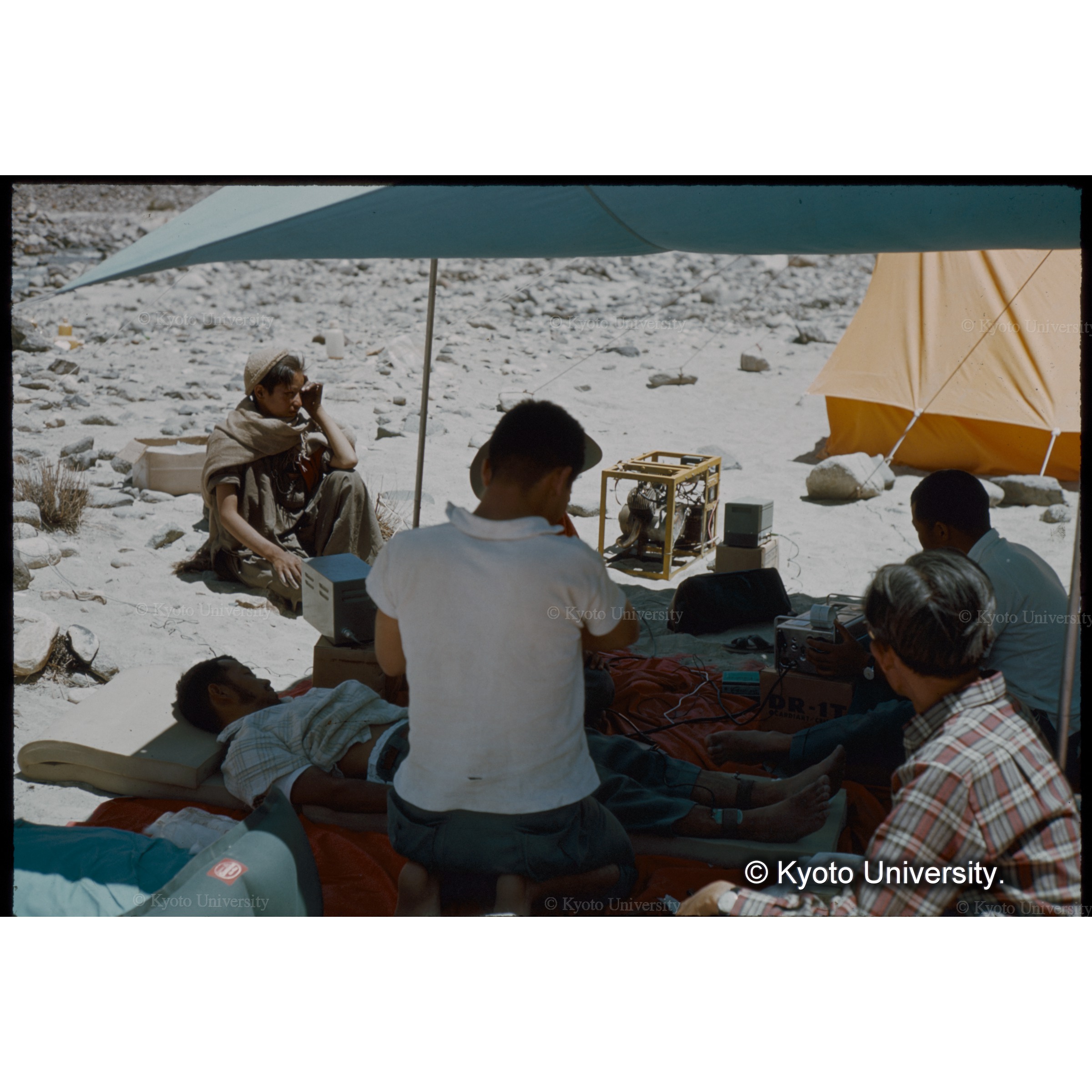 各隊員の心電図をとる　斉藤、林ドクター.1 (1)