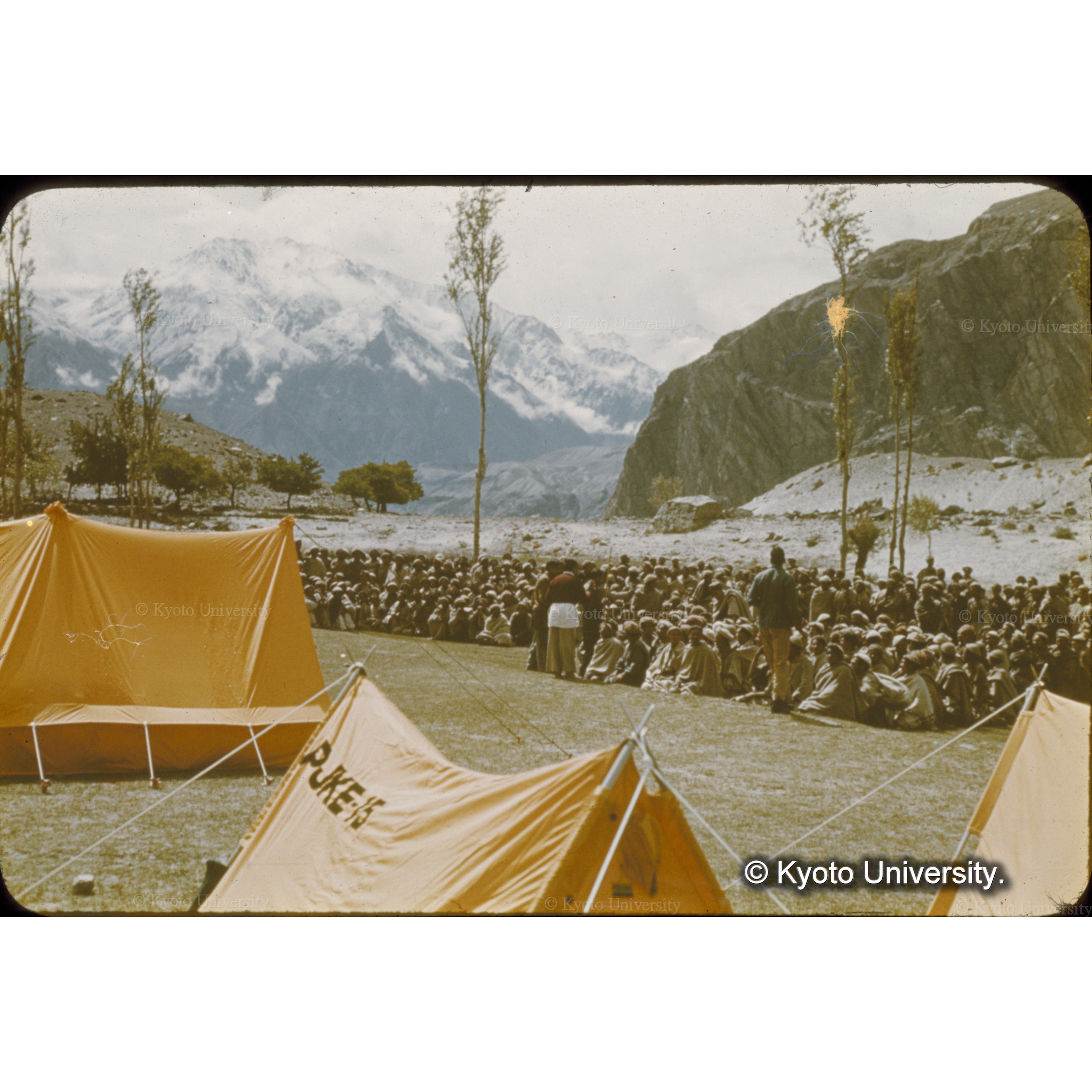 ポーター応募に集まった村人たち　 (1)