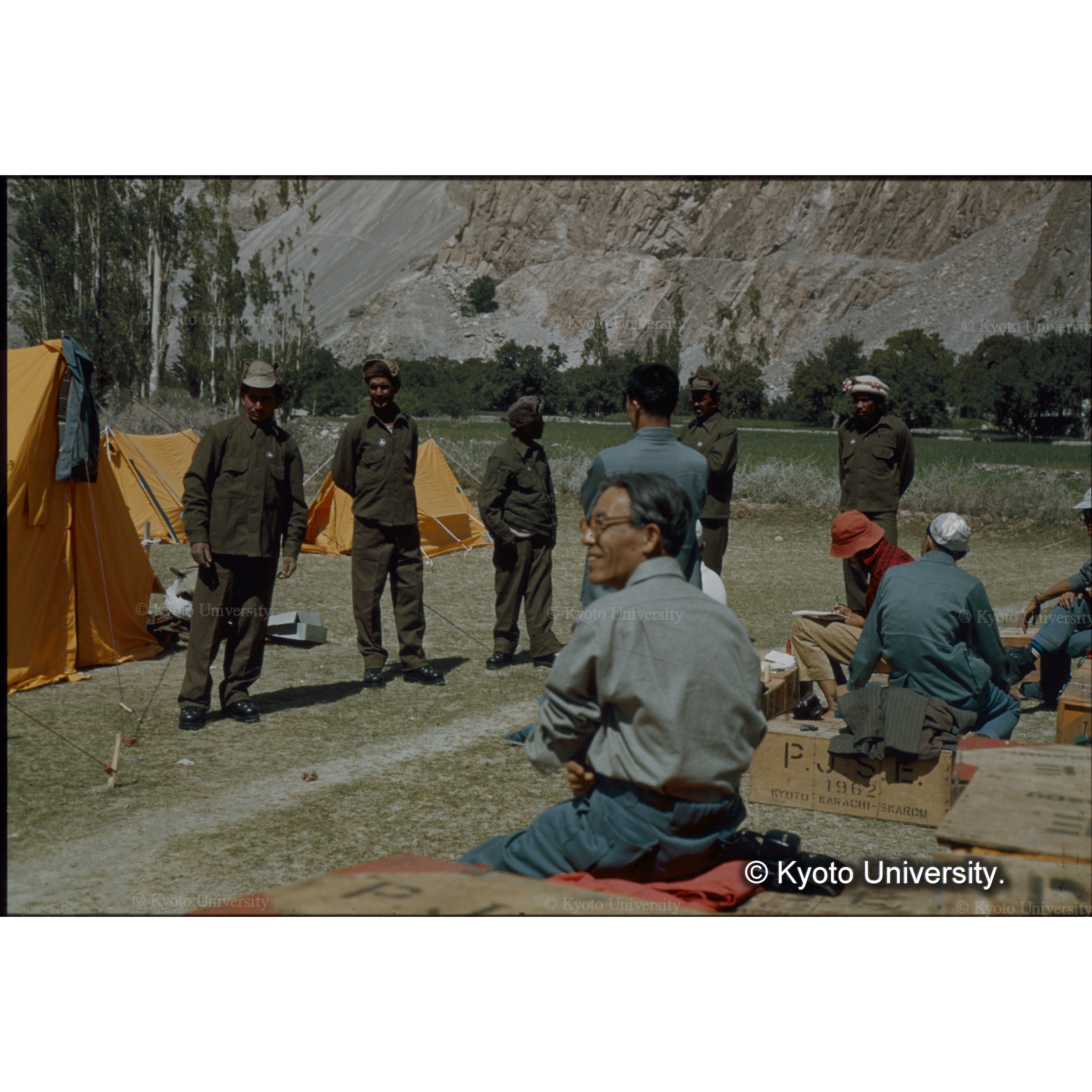 個人装備を着たハイポーターの整列みる　四手井隊長 (1)