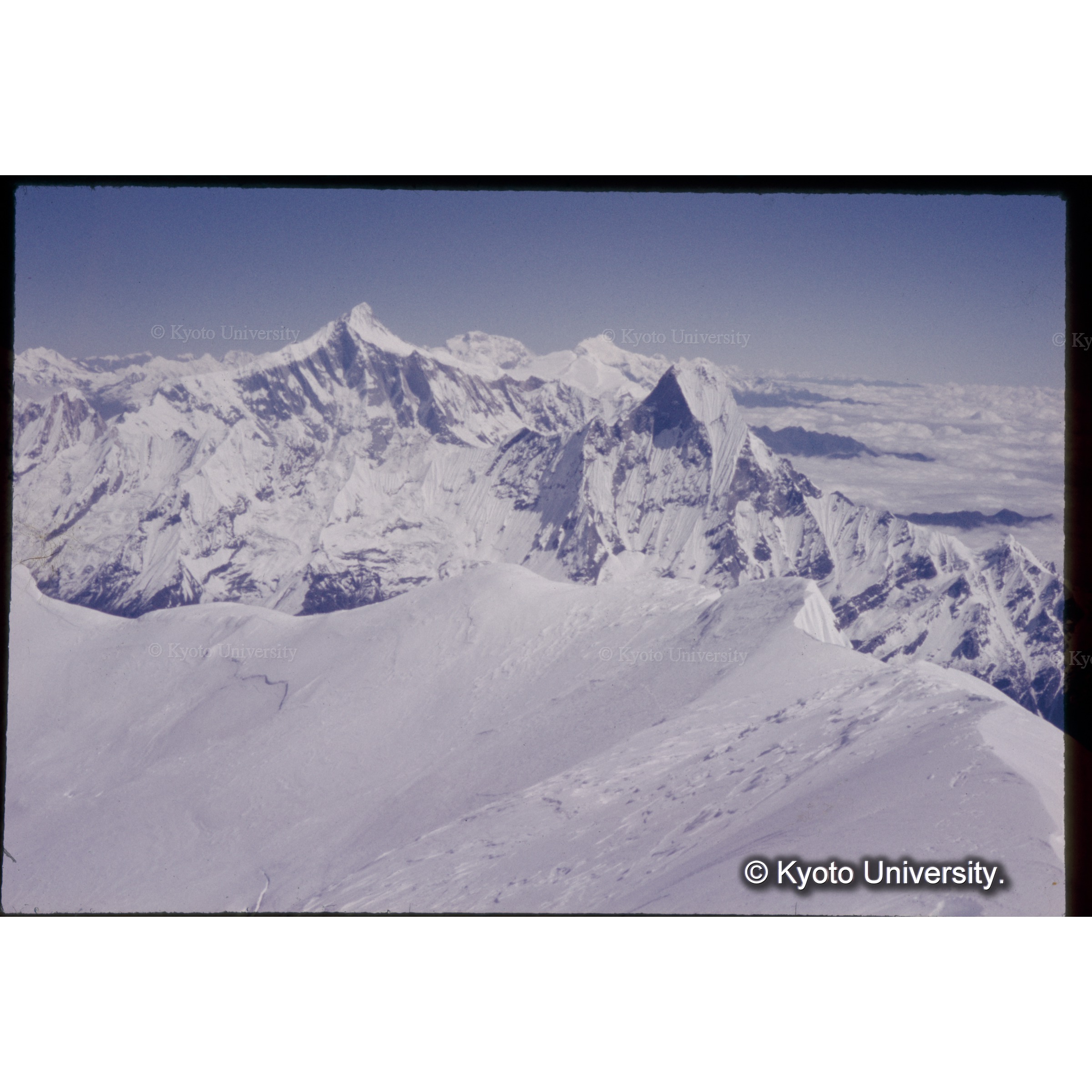 最南峰からマチャプチャリとアンナプルナＩＩの間にヒマルチュリとピーク29 (1)