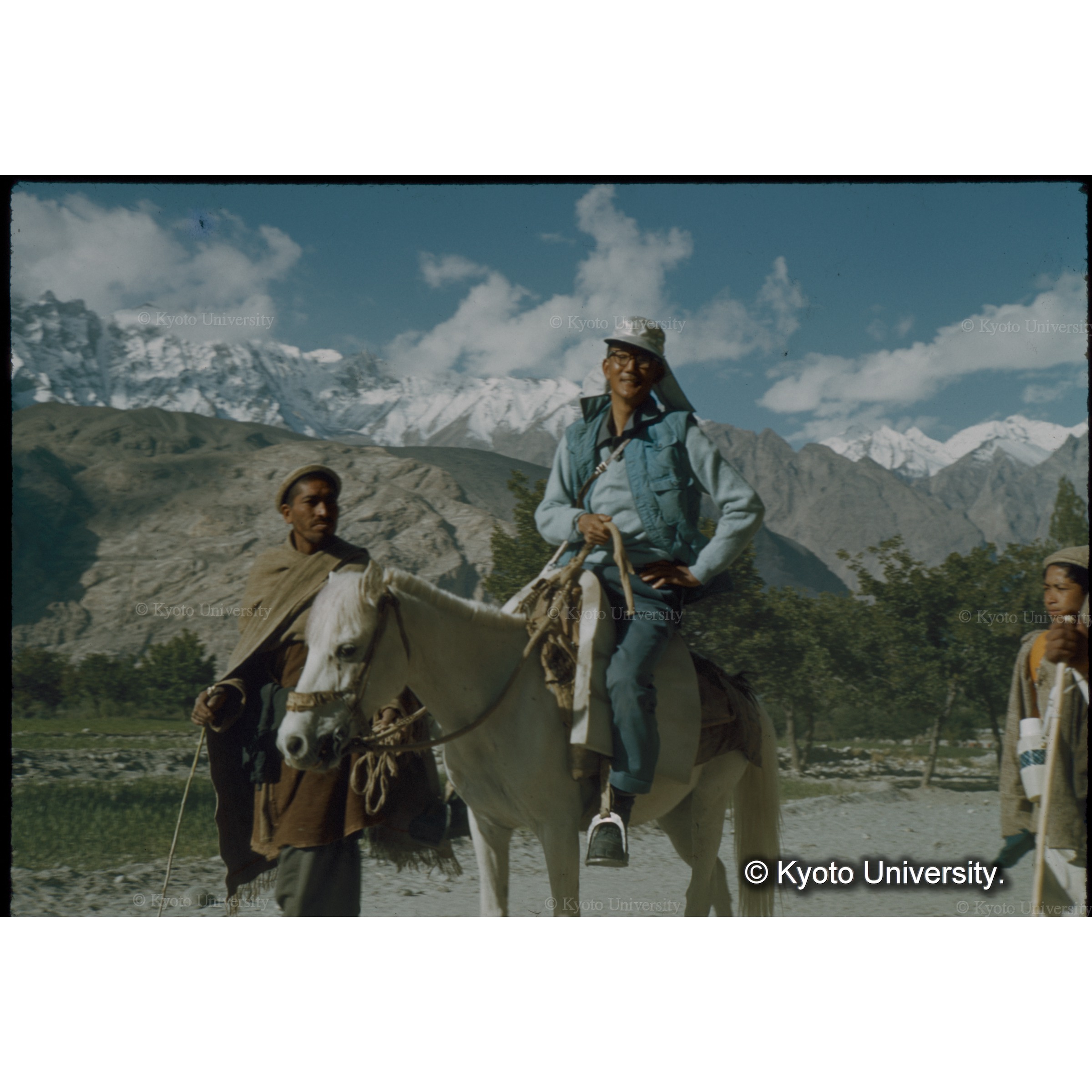 馬上ゆたかな泰安さん　お小姓がサブザックを担ぐ (1)