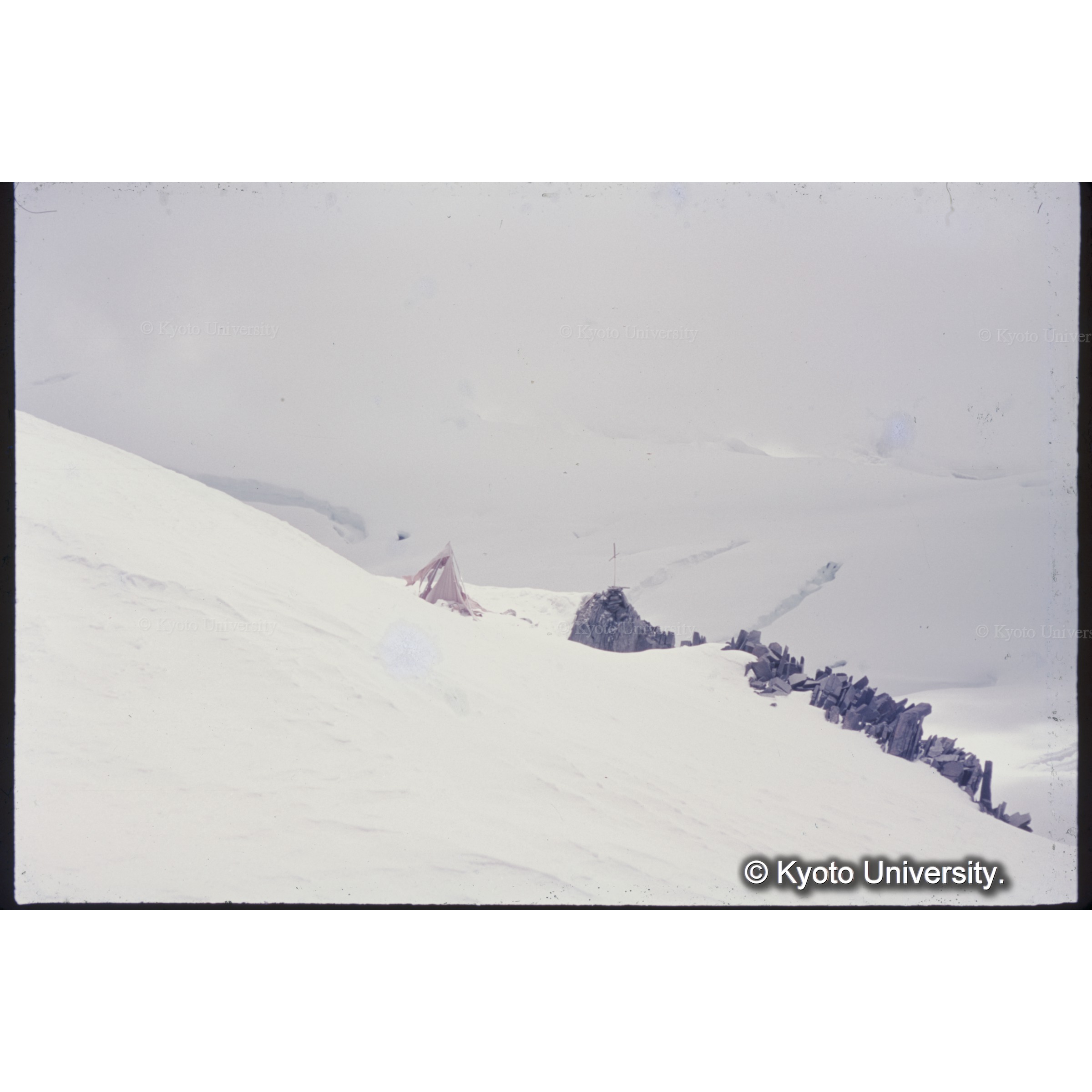 テントの残骸と慰霊の十字架 (1)