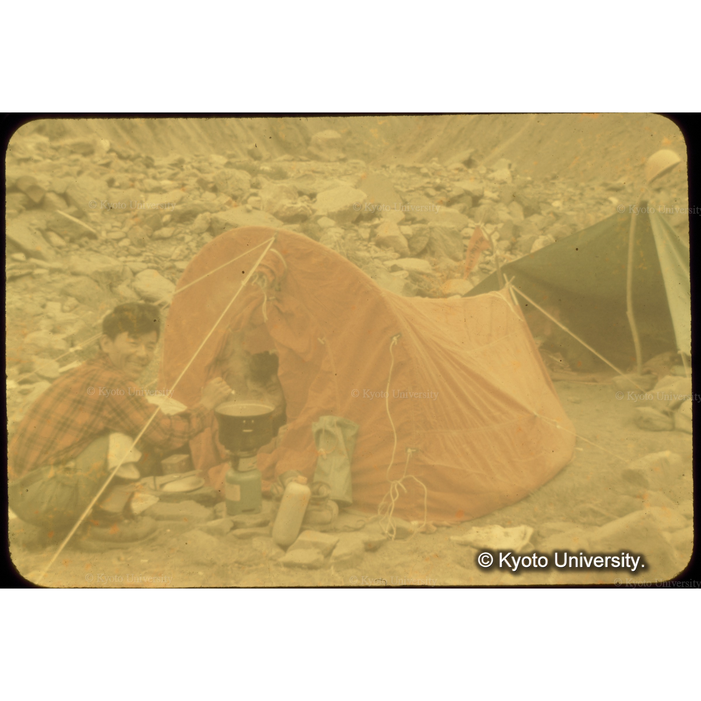 第2キャンプで食事の準備をする酒井 (1)