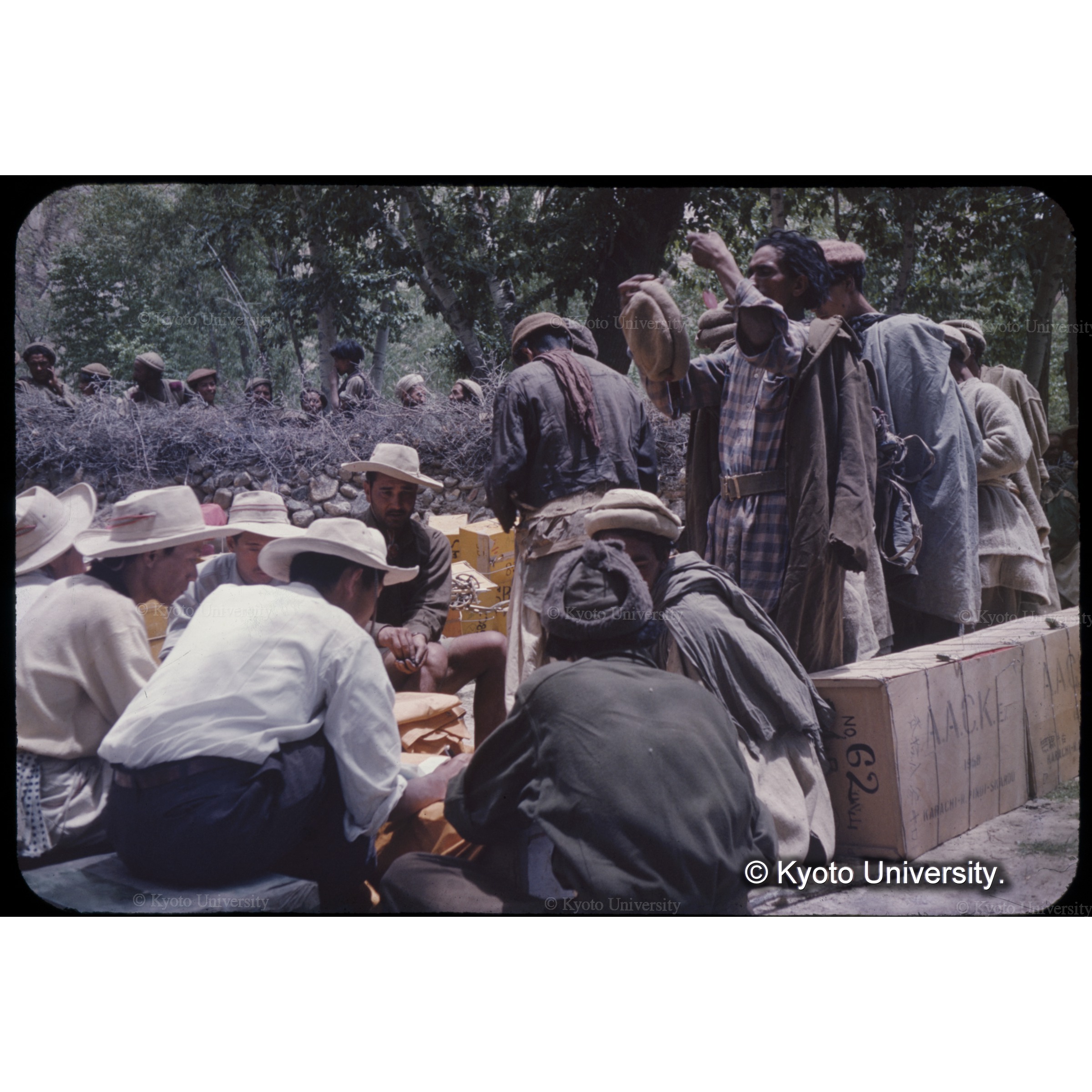 アスコーレにてポーターの賃金支払い (1)