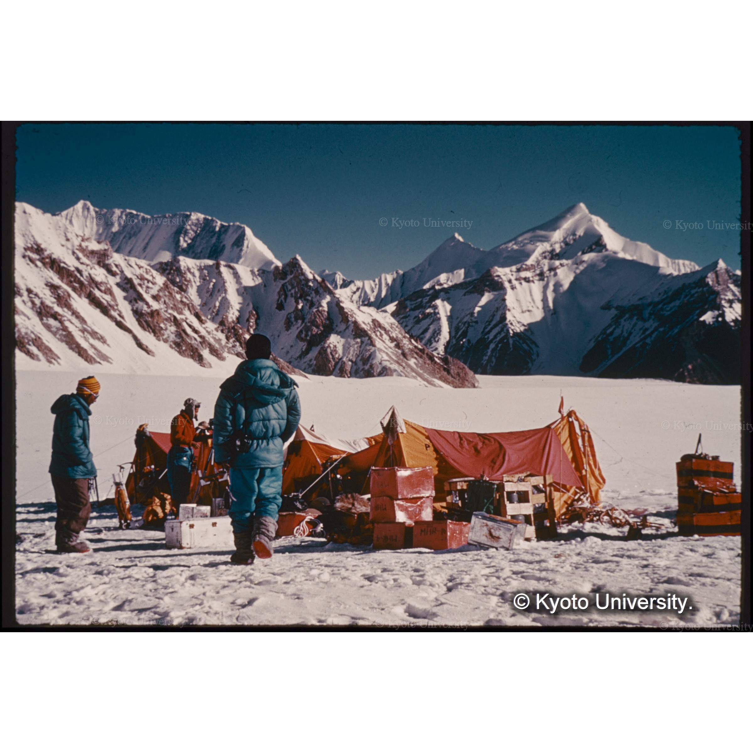 　晴天のテント地の朝は爽快だ　　背景シンギ・カンリ (1)