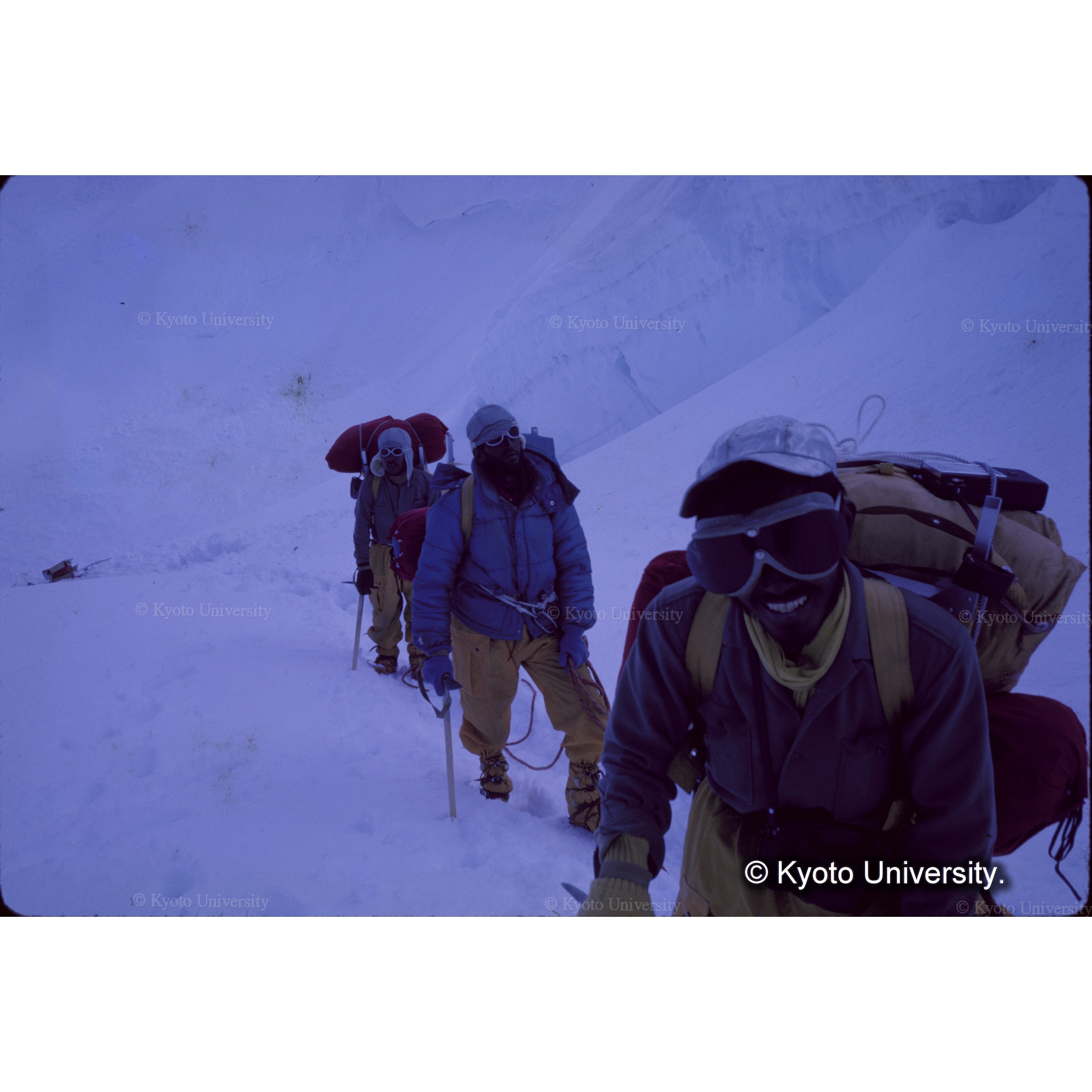 急に悪化した天気のなか平井、岩坪は荷揚げ後、Ｃ３にくだった (1)