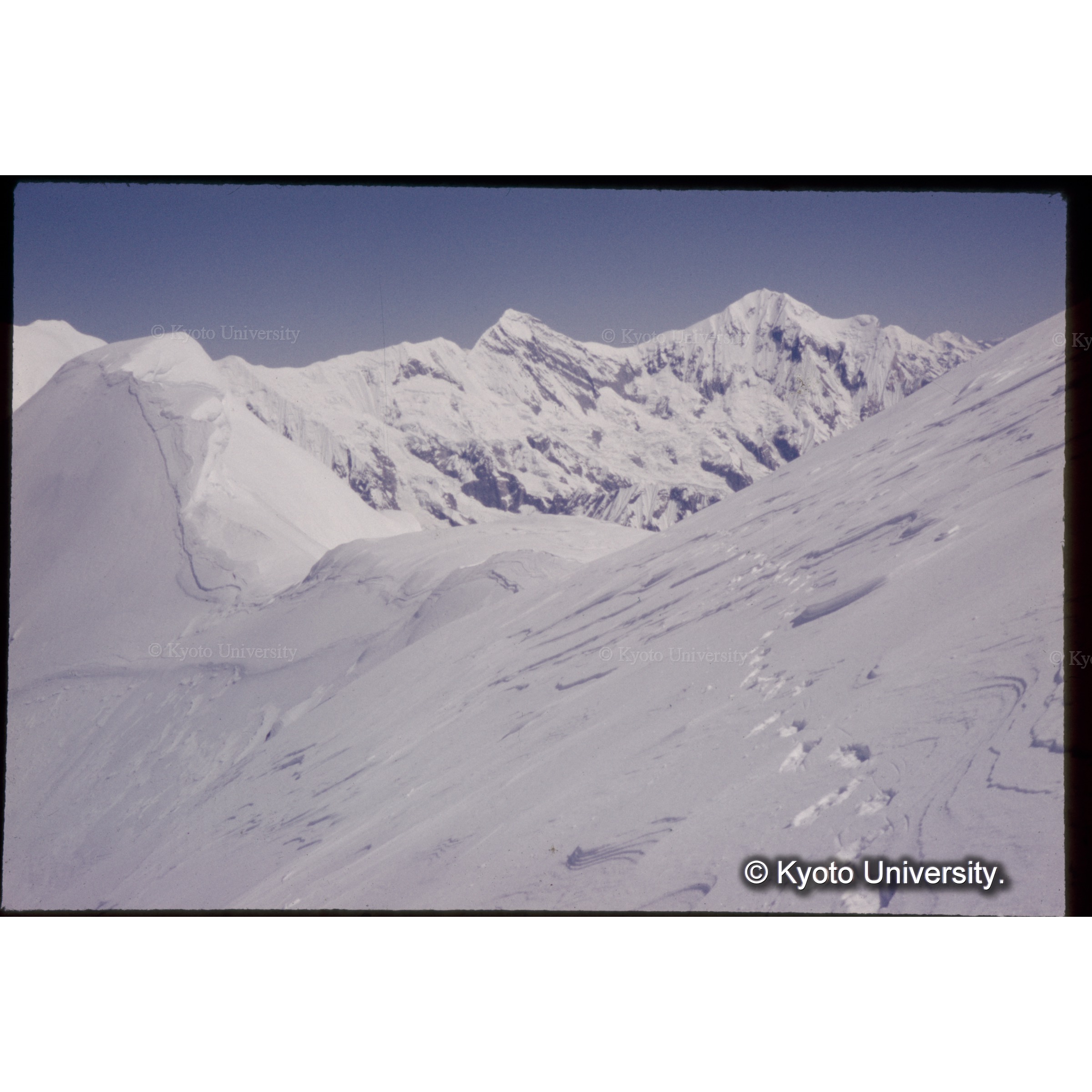 最南峰への途上でアンナプルナＩＩＩ峰とガンガプルナ (1)