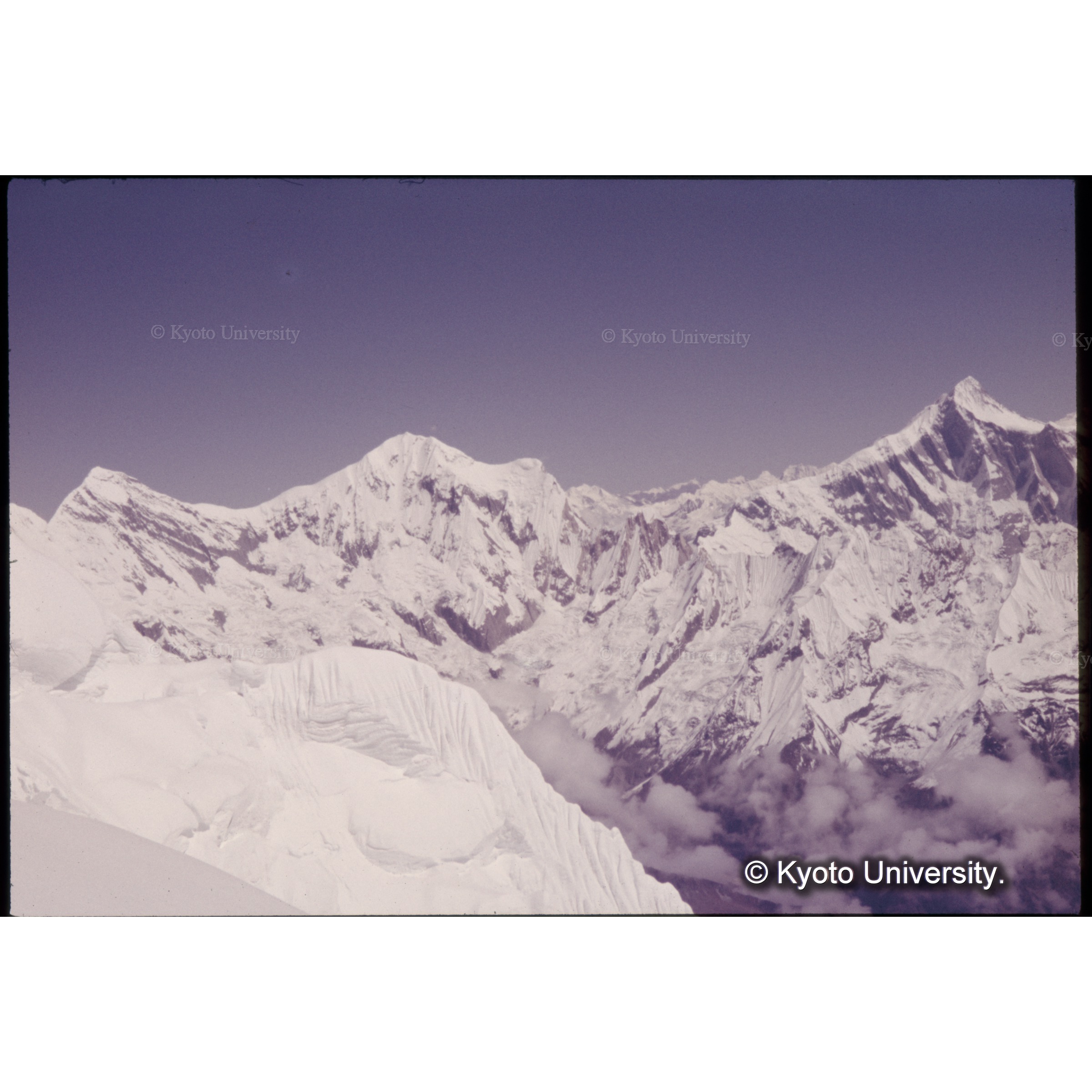 主稜線付近よりアンナプルナＩＩ（右端）からガンガプルナ（左端）まで (1)