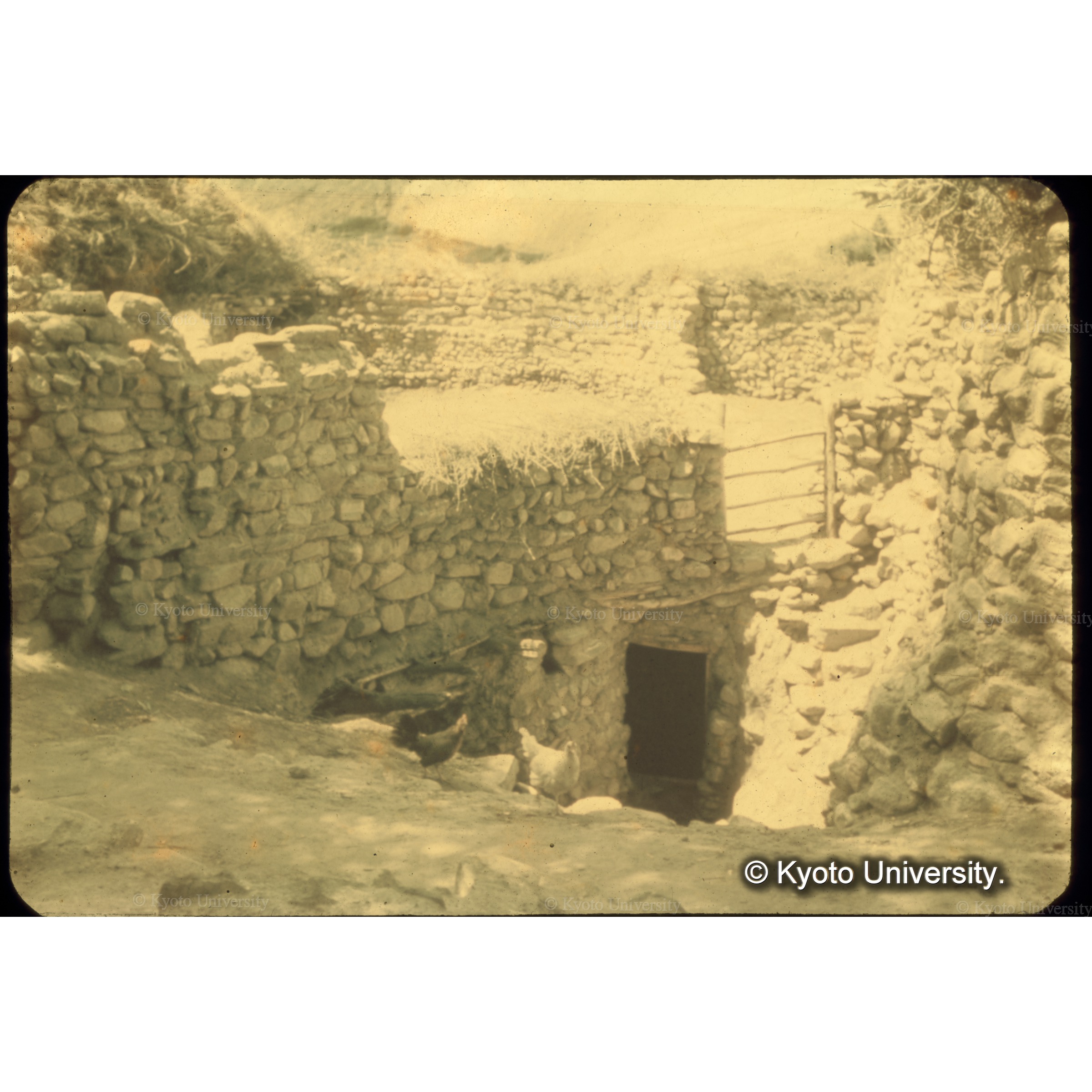 石と泥で作った家 (1)