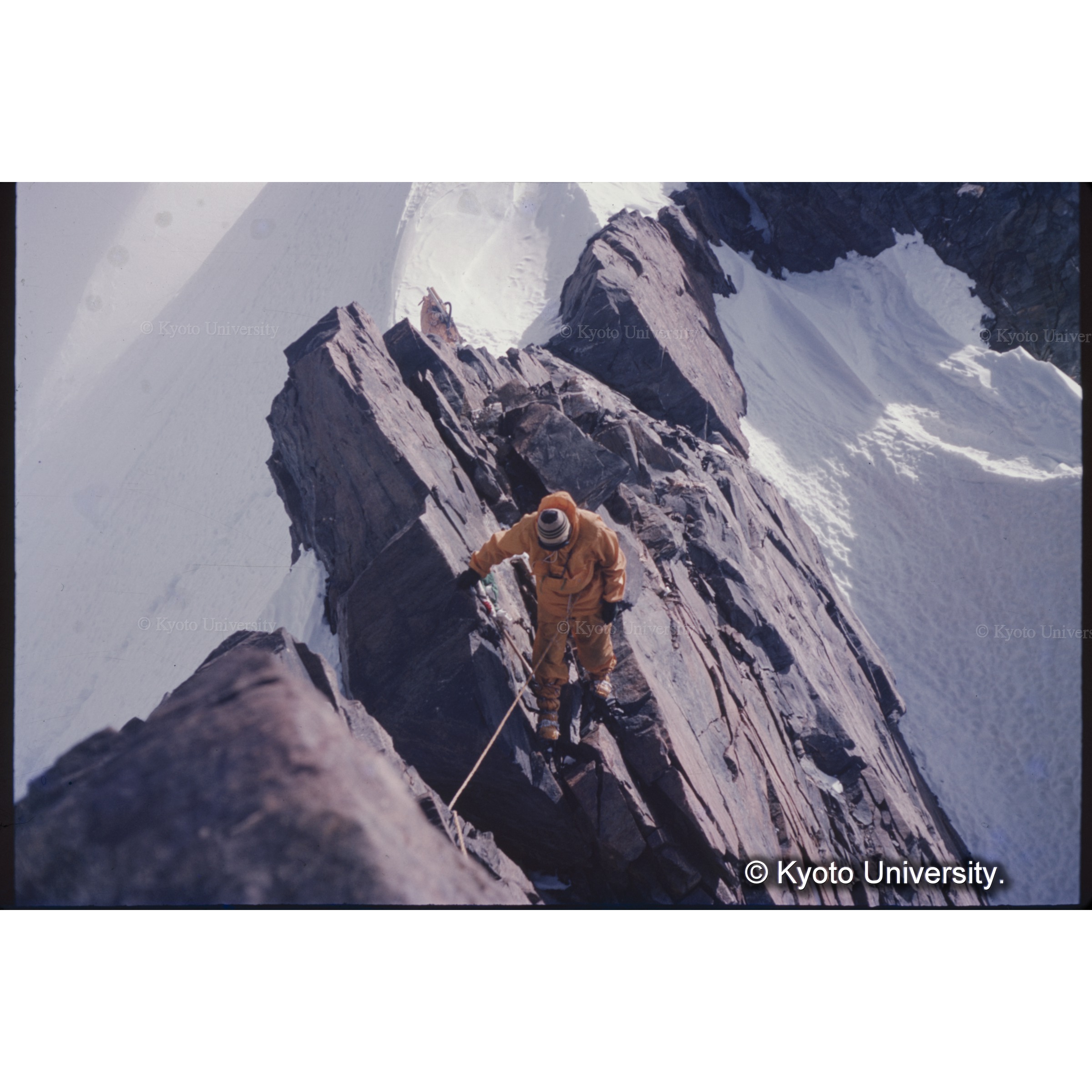 頂上へ、左の雪面を登ってきた (1)