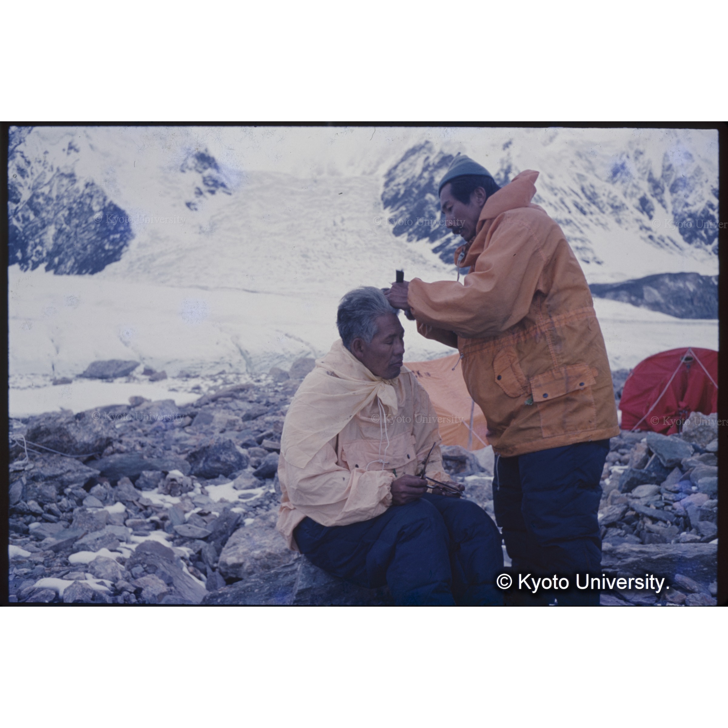 潮田さんが桑原隊長の床屋をする (1)