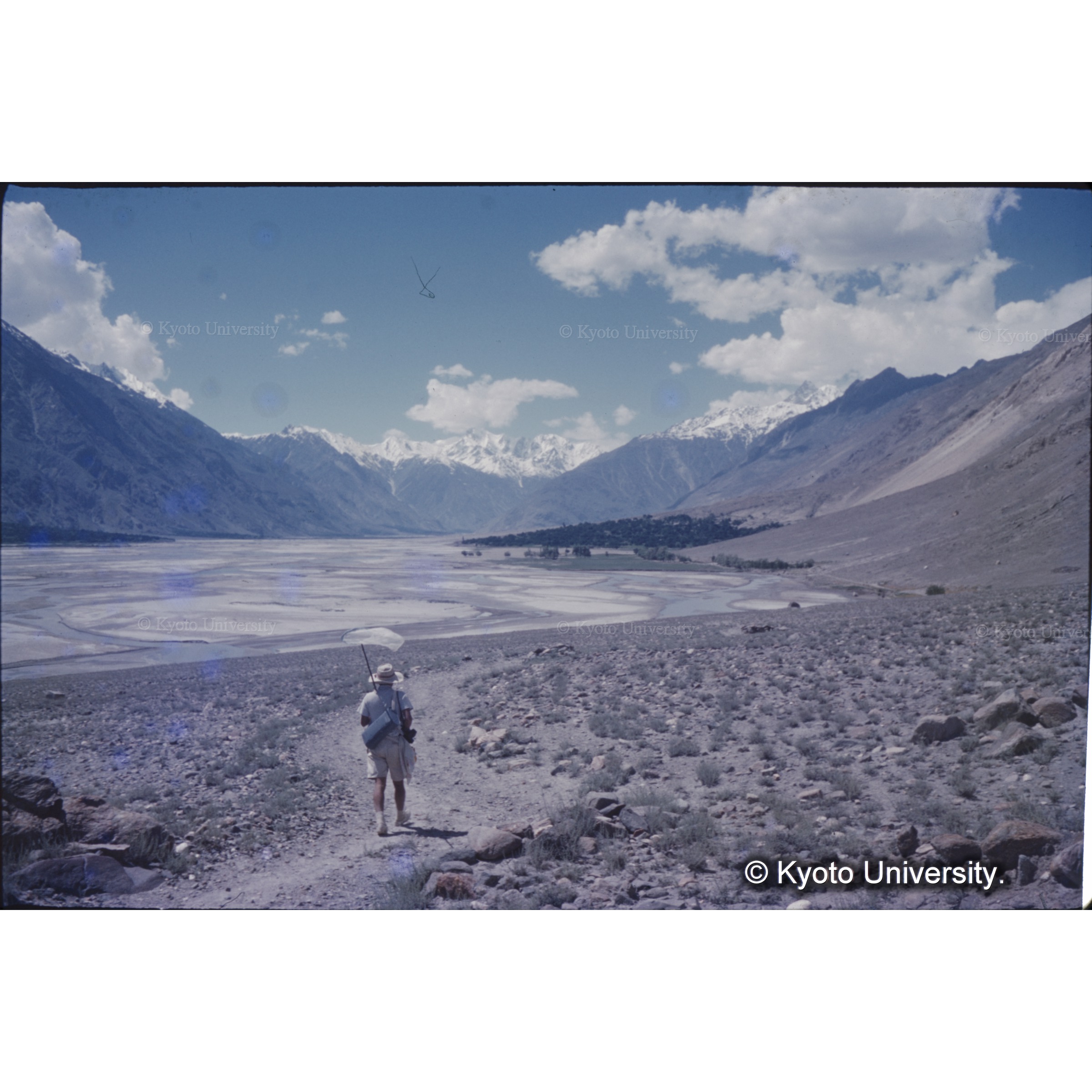 シガール河を進む。人物は脇坂 (1)