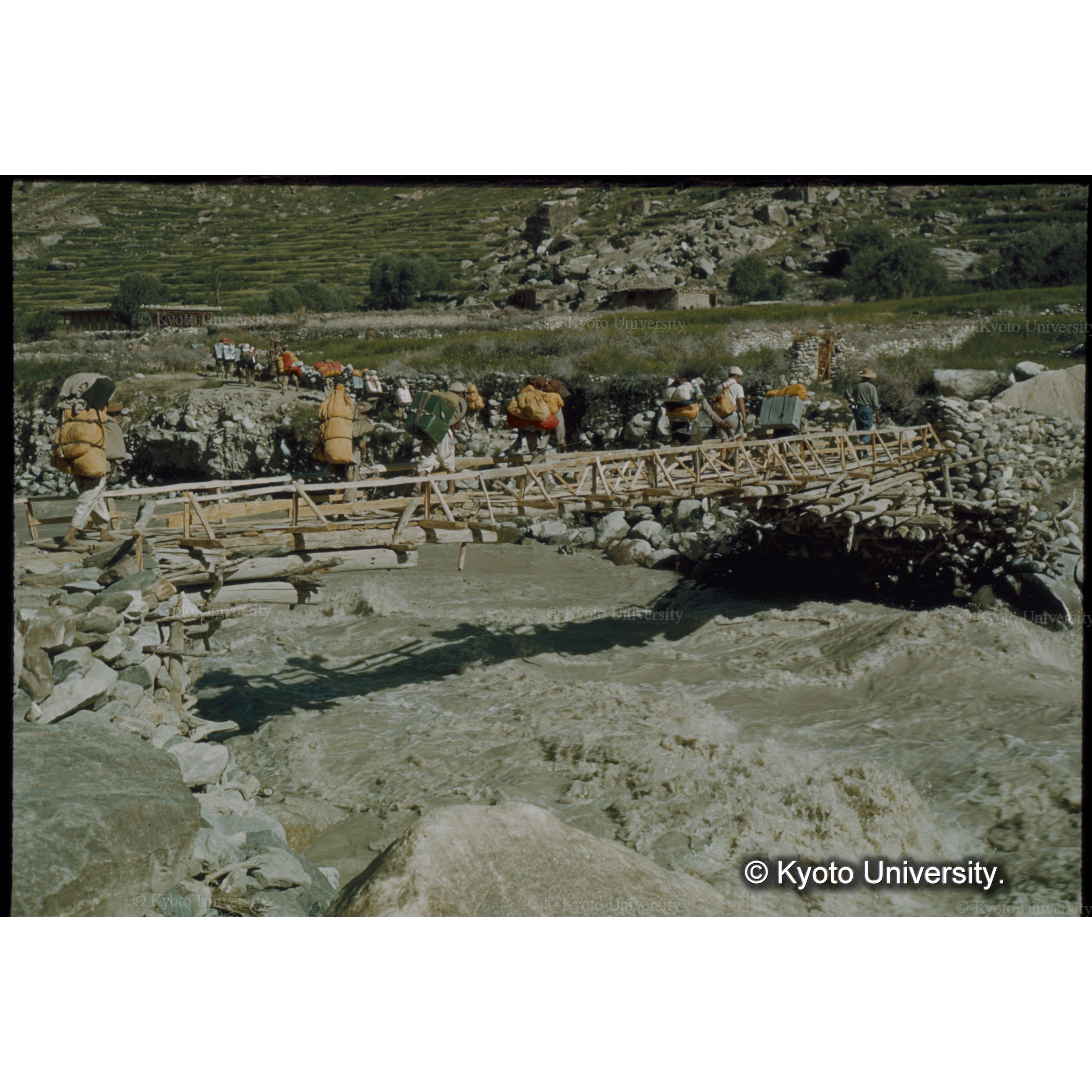 　ハイポーターに訓示する、　Capt. Bashir (1)