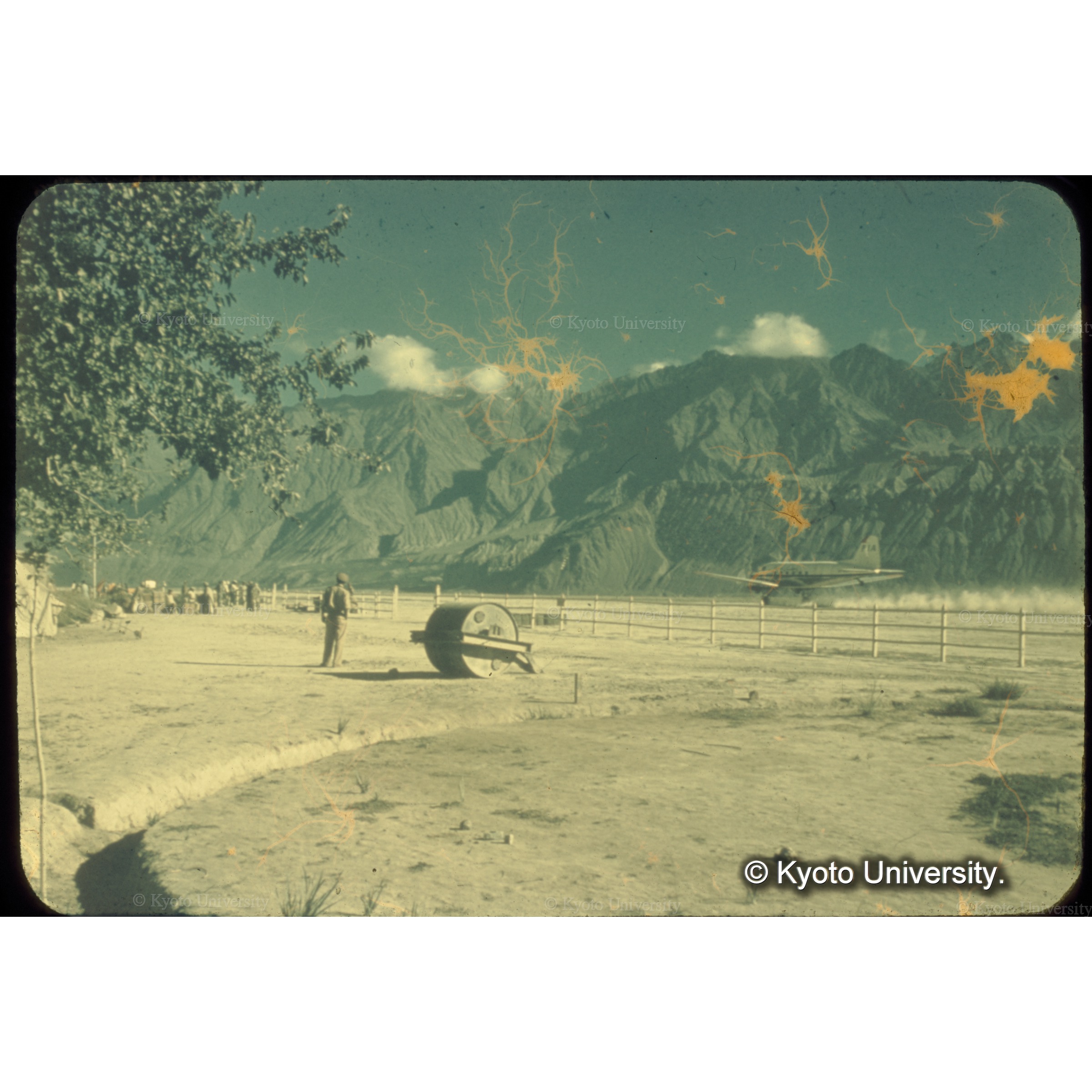 午前中の2フライトで全隊員と荷物はスカルド着 (1)