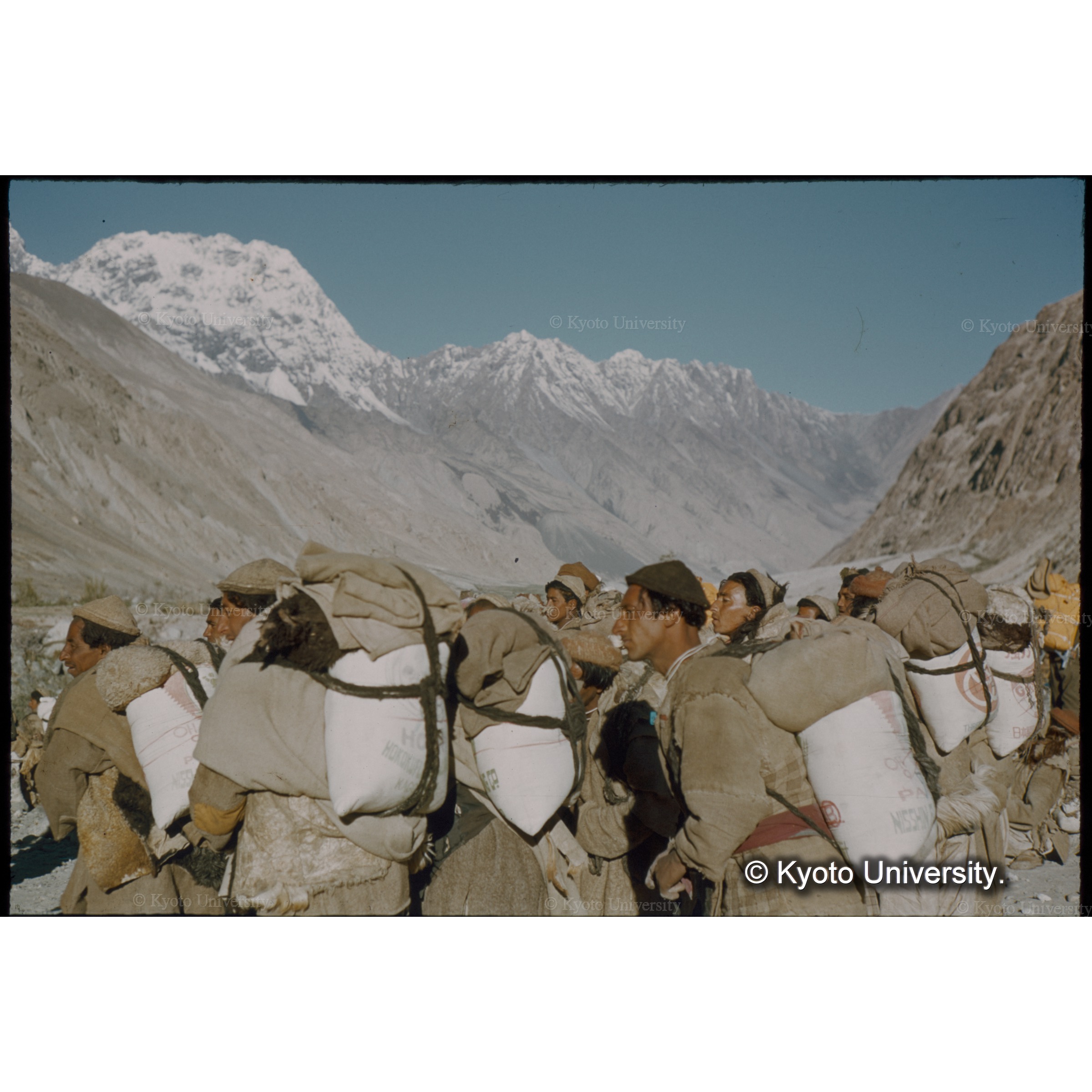 各隊員の心電図をとる　斉藤、林ドクター.2 (1)