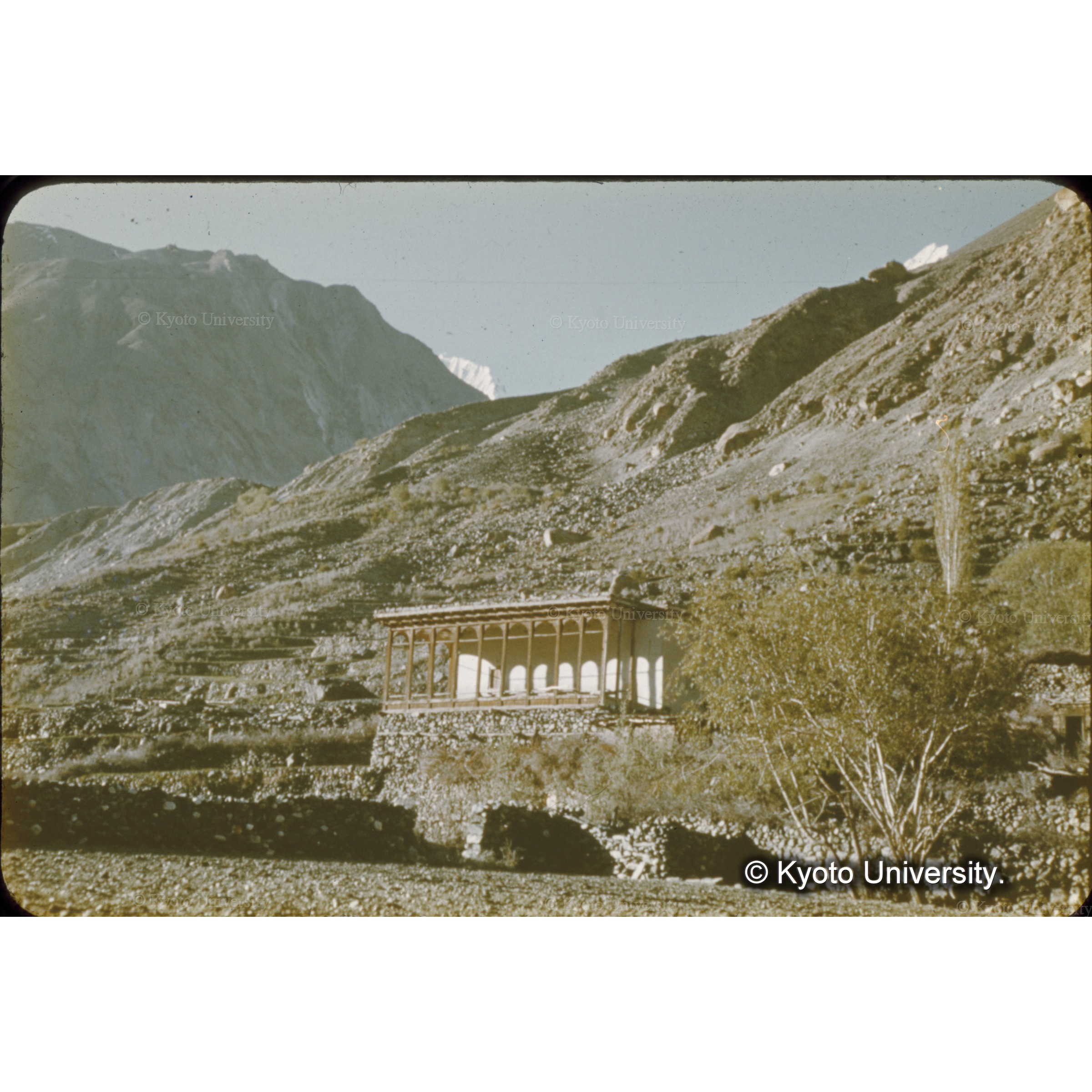 山裾にある回教寺院 (1)