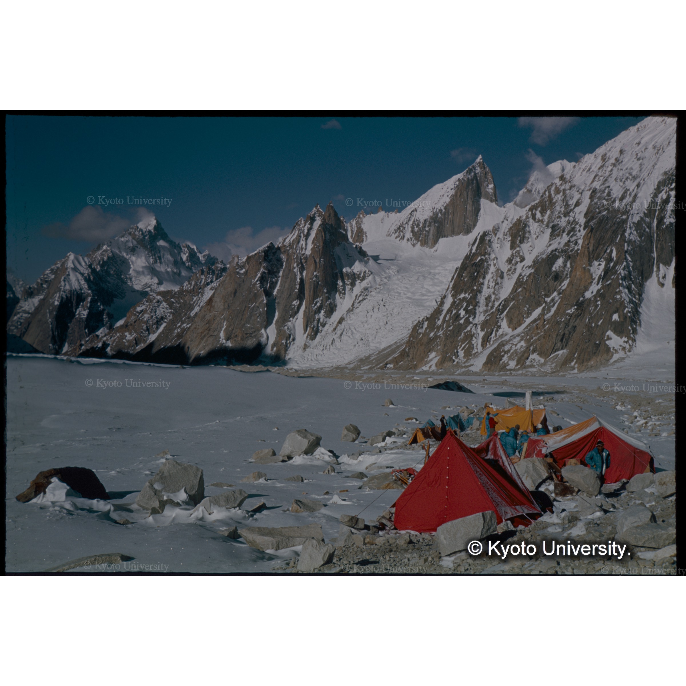 氷河のほとりのシアチェンキャンプ (1)