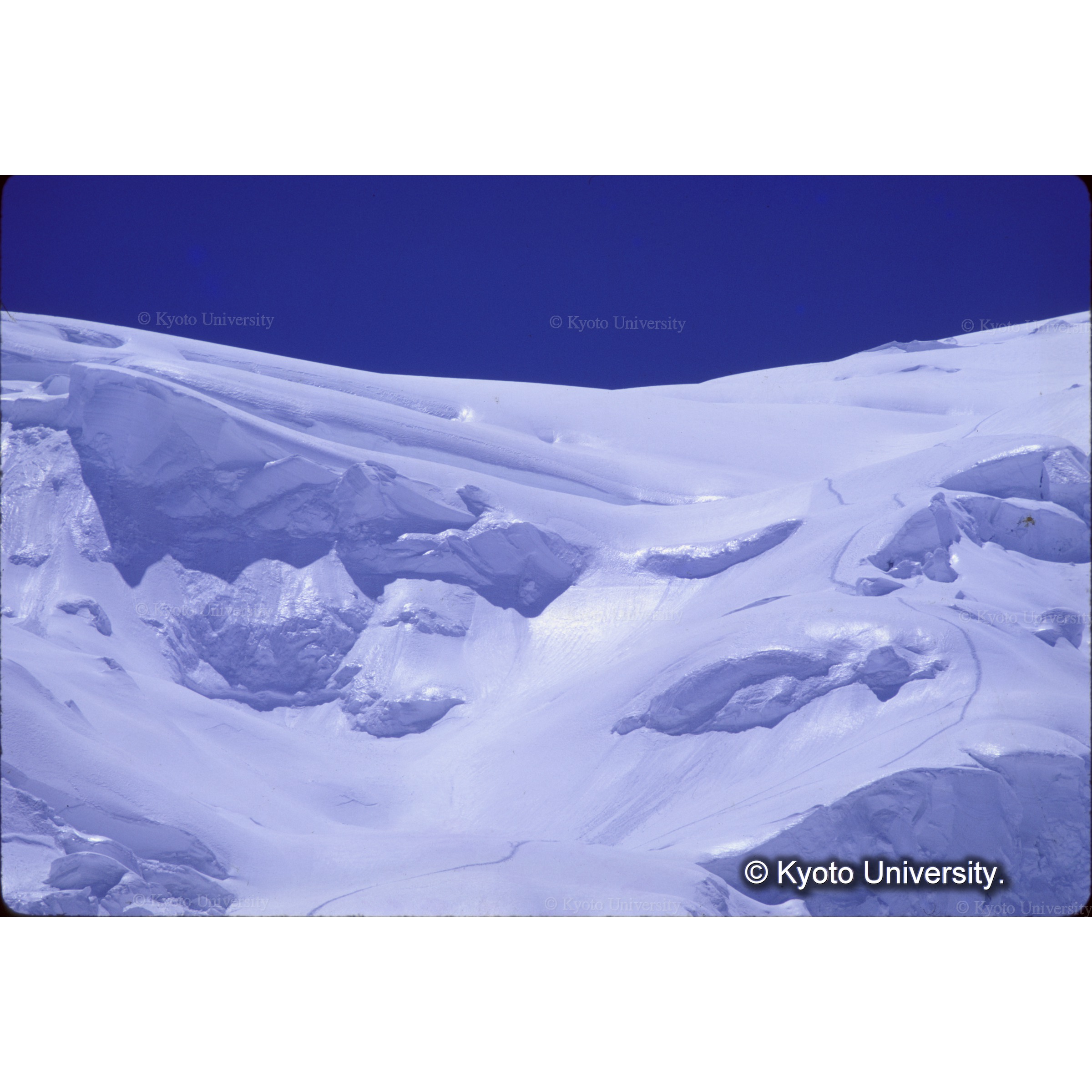 タテ割れクレバス上の大斜面　右寄りにトレースがみえる (1)