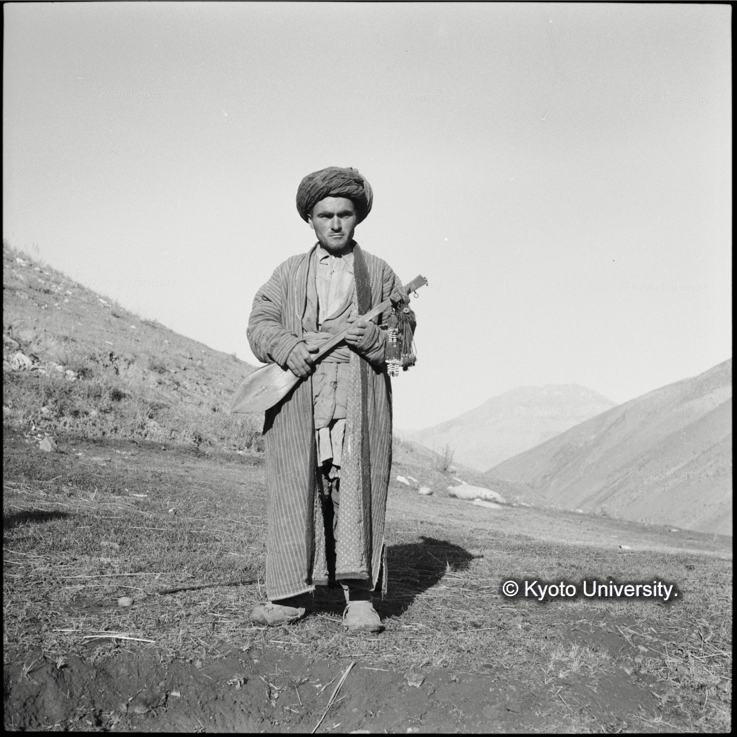 愛用の楽器を手にして立つタジク族牧畜民 (1)