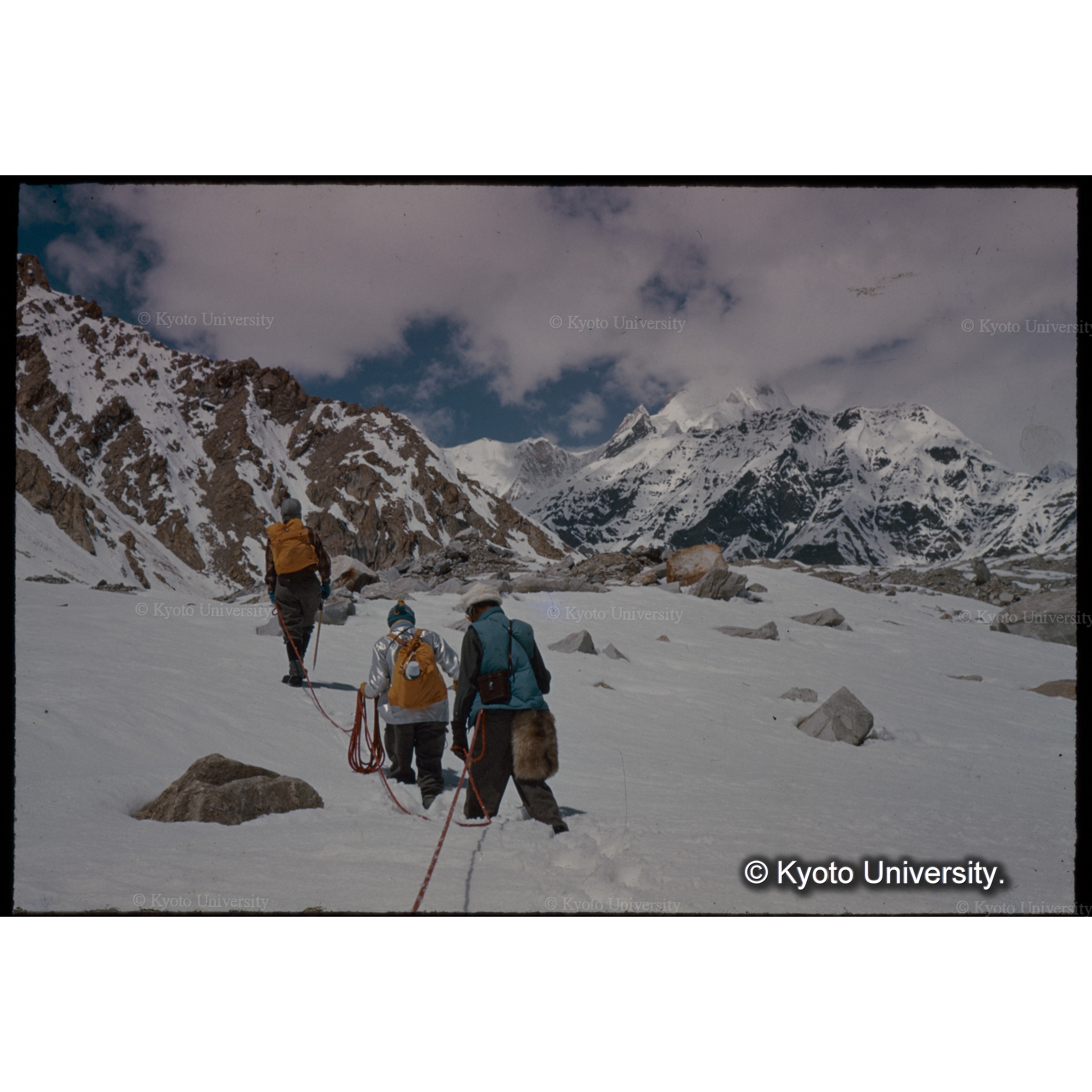 ＡＢＣの偵察にむかう岩坪、平井、加藤　 (1)