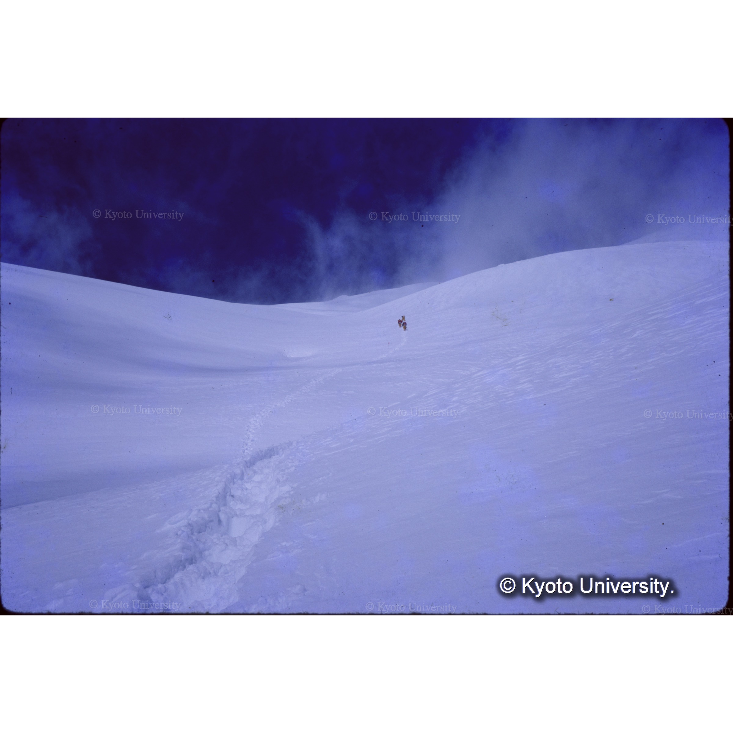 　Ｃ５から上の大斜面を、登頂隊員がおりてくる (1)