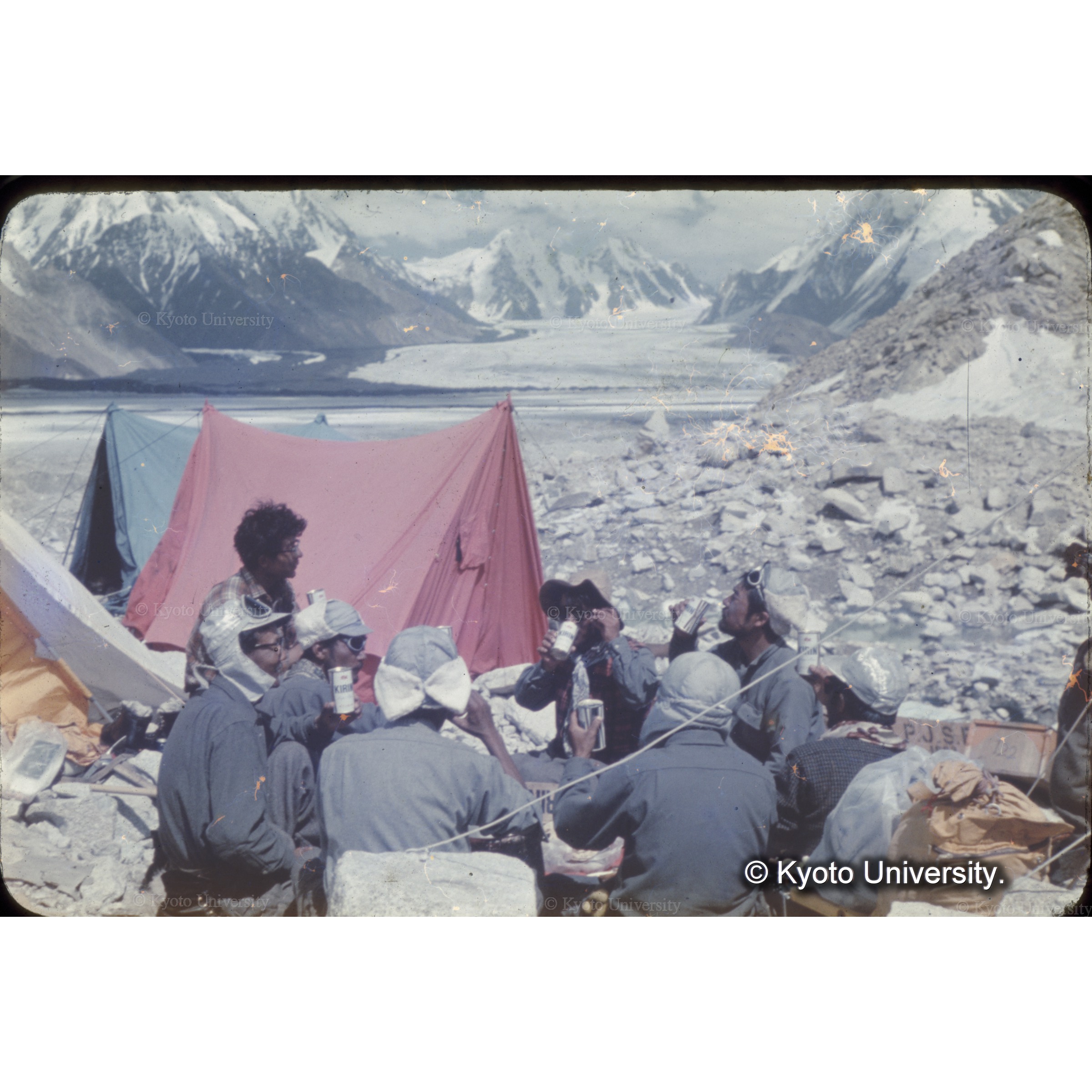 担ぎあげた缶ビールで勝利の乾杯！　（2箇所同時に穴をあけて突沸を防ぐ） (1)