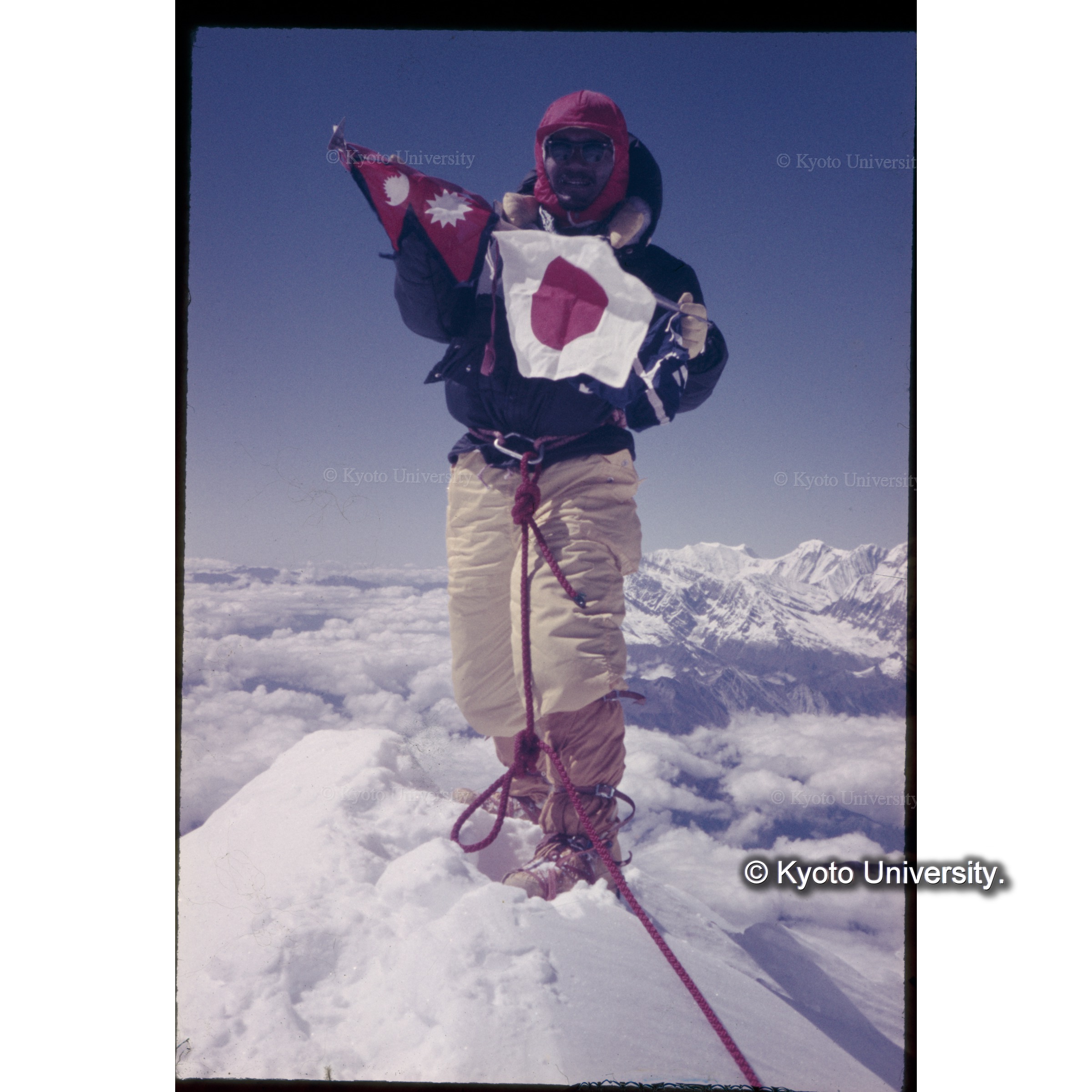 ガネッシュ最南峰頂上に立つ上尾副隊長 (1)