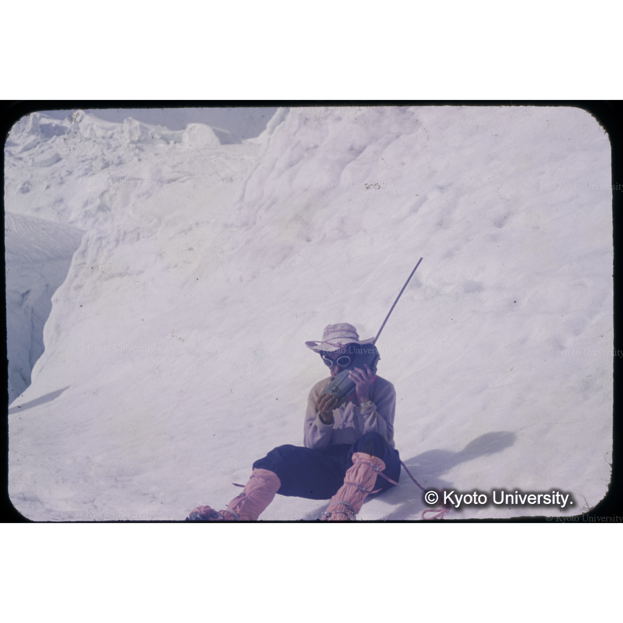 無線機はPRC6で3キロある (1)