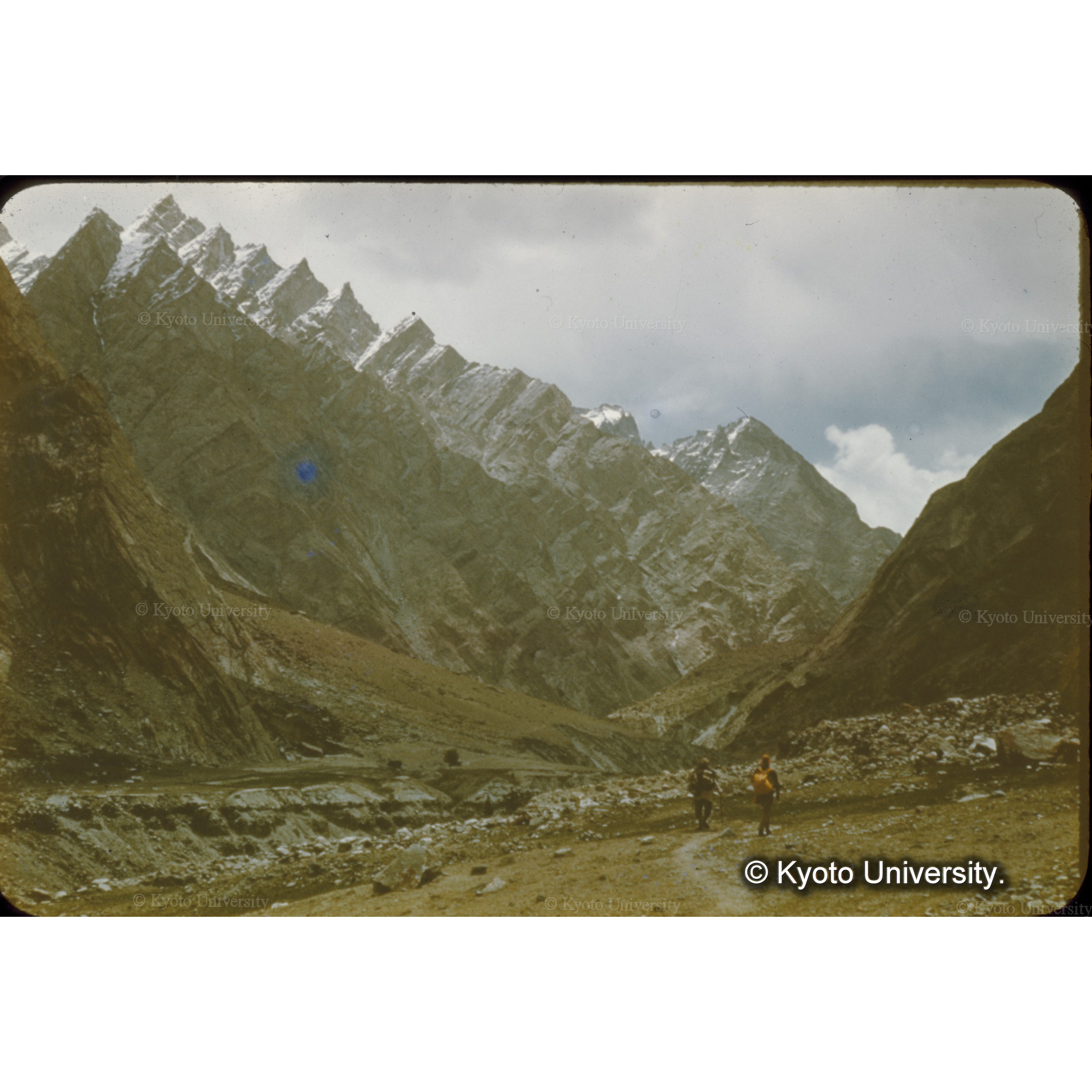 対岸に降りてくる尾根は巨大な釼岳八峰のようだ　　　　　　　　　　　　　　　　　　　　　　　　　　　　　　　　　　　　　　　　　　　　　　　　　 (1)