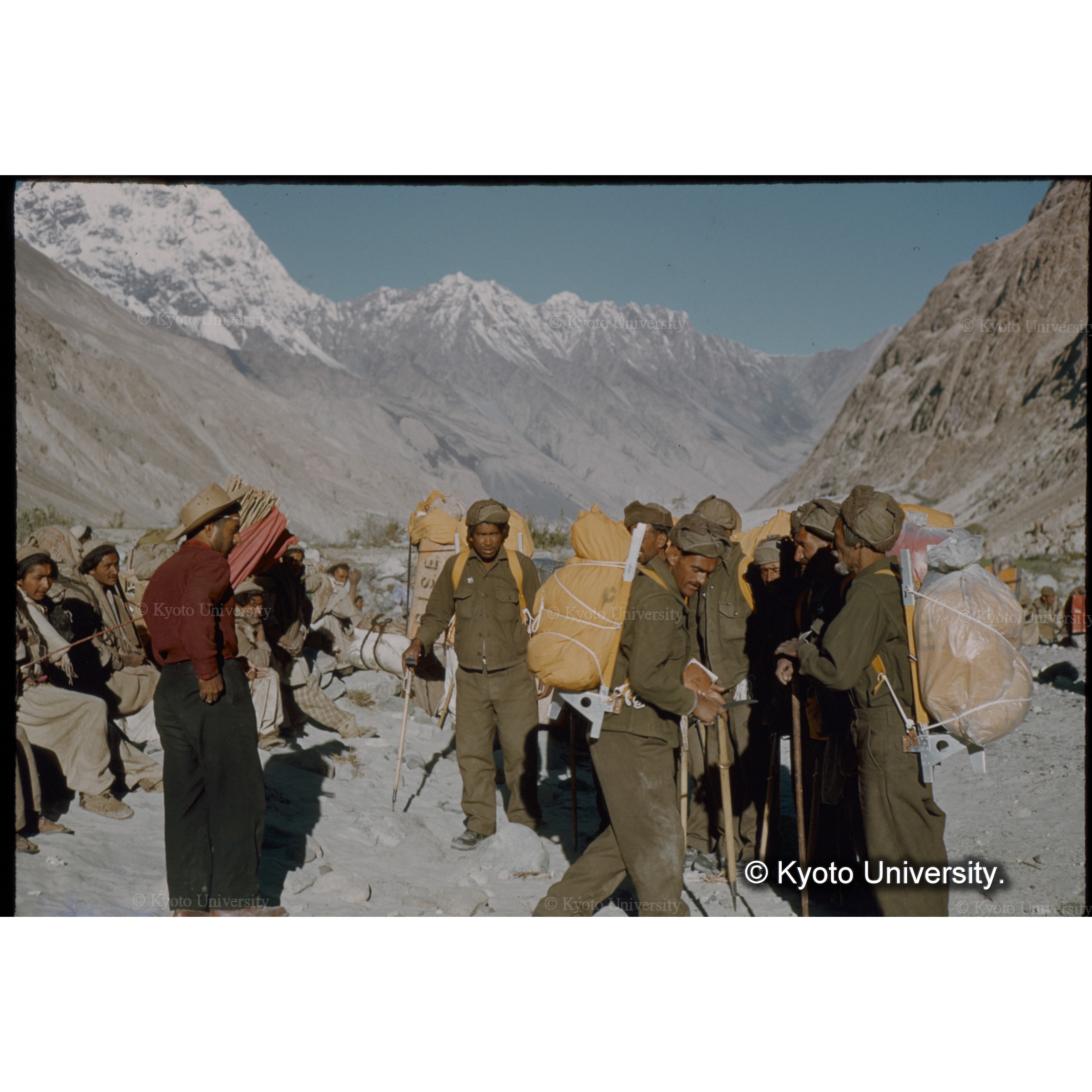 　ローカルポーター225名、ゴマを出発 (1)