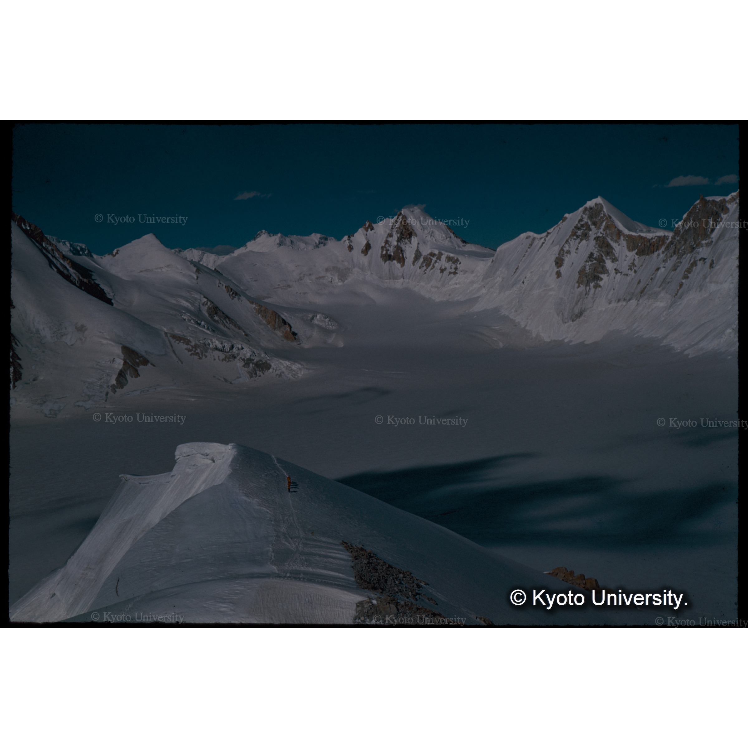 　Ｃ３へのみち布引尾根　背景はビラフォンド・ウオール (1)