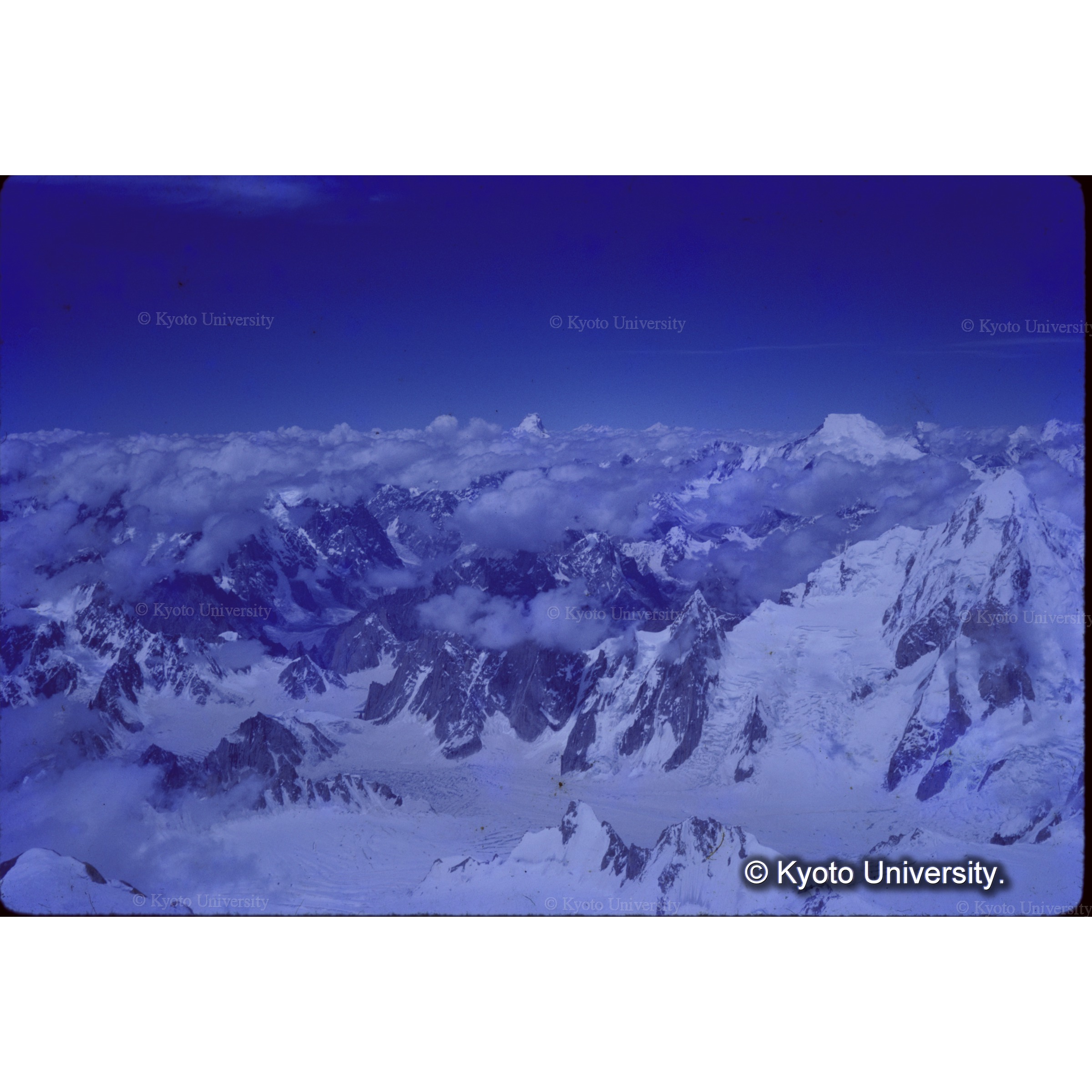 中央遠くにＫ２、右にはチョゴリザ (1)