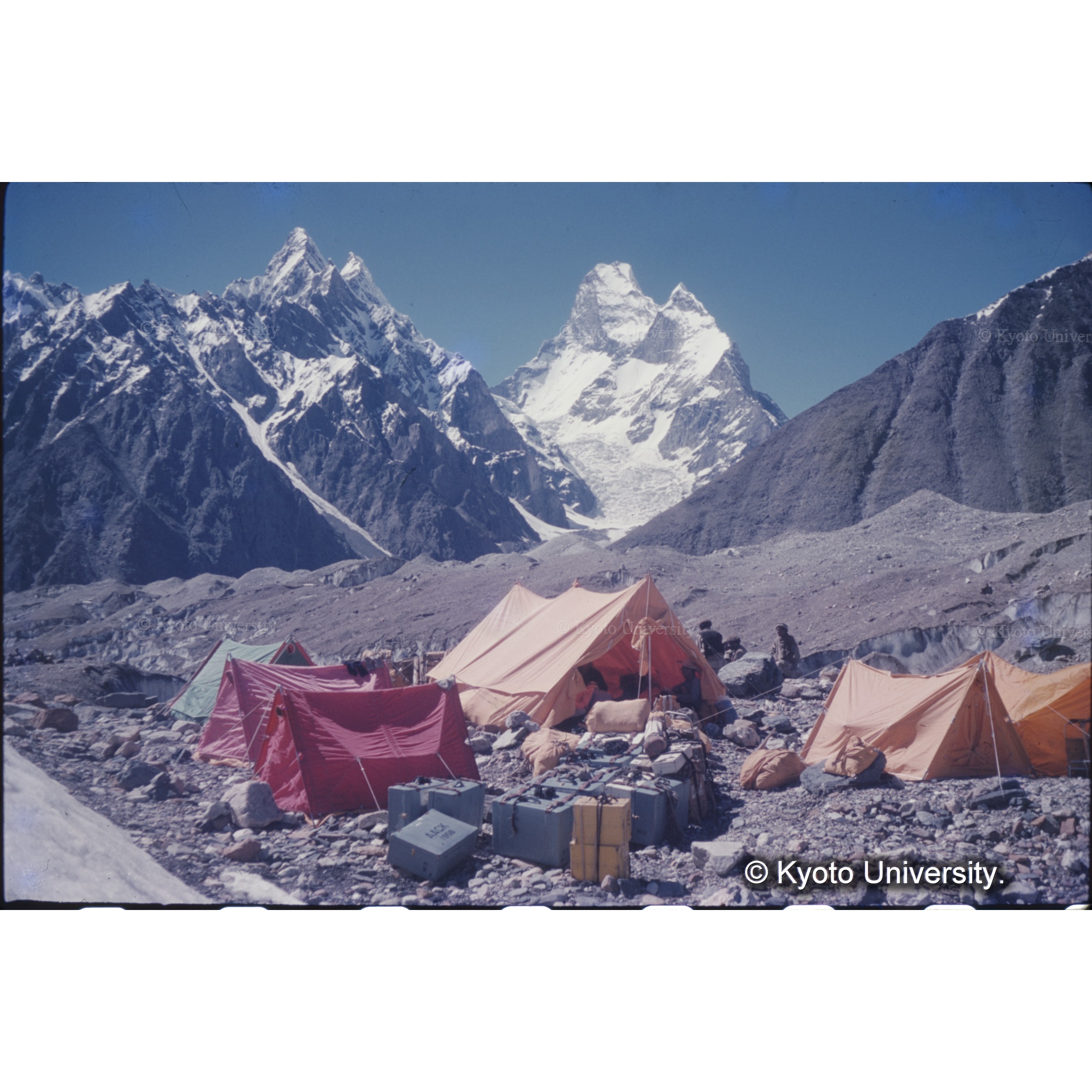 ムスタグタワー、 (1)