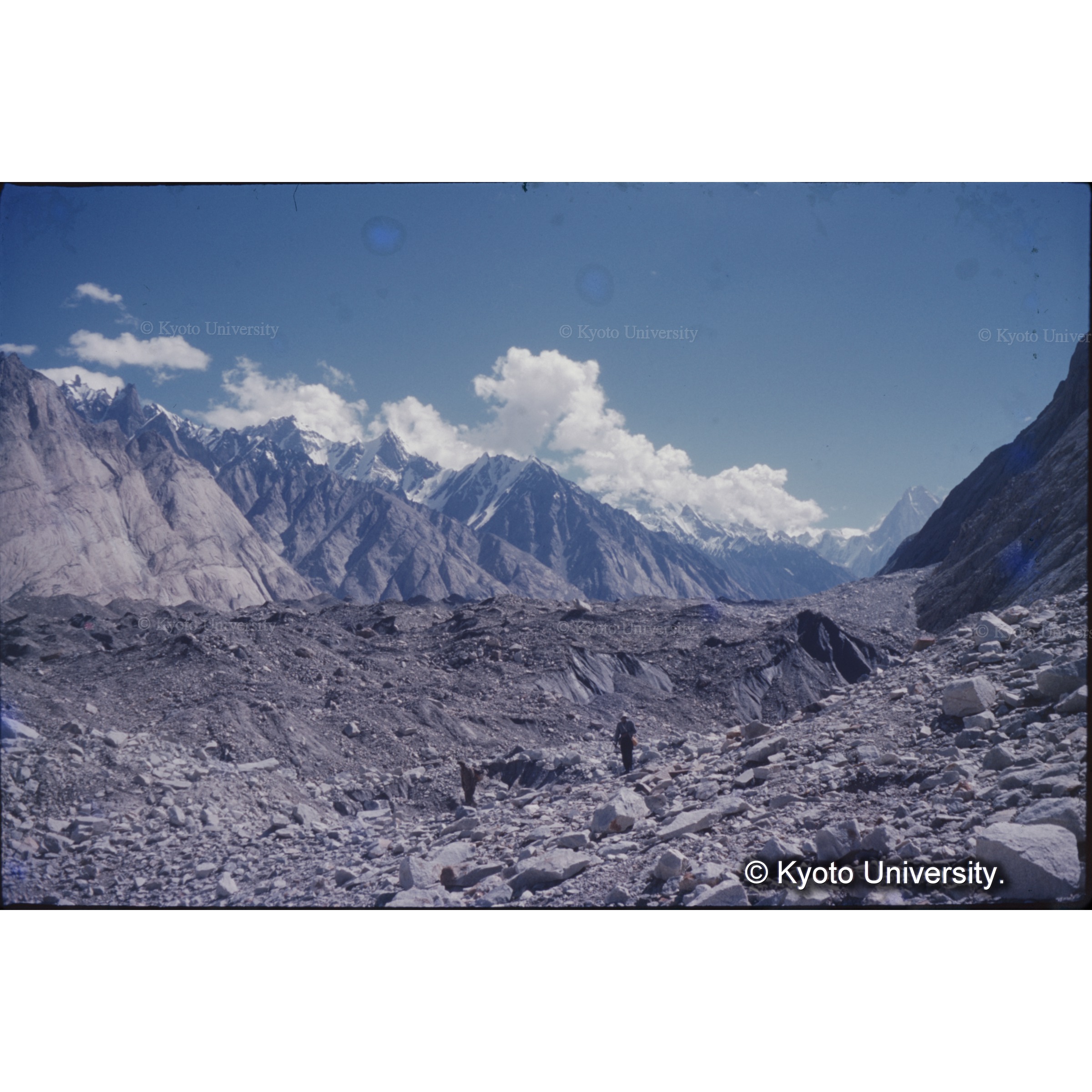 ウルドカズの前のバルトロ氷河 (1)