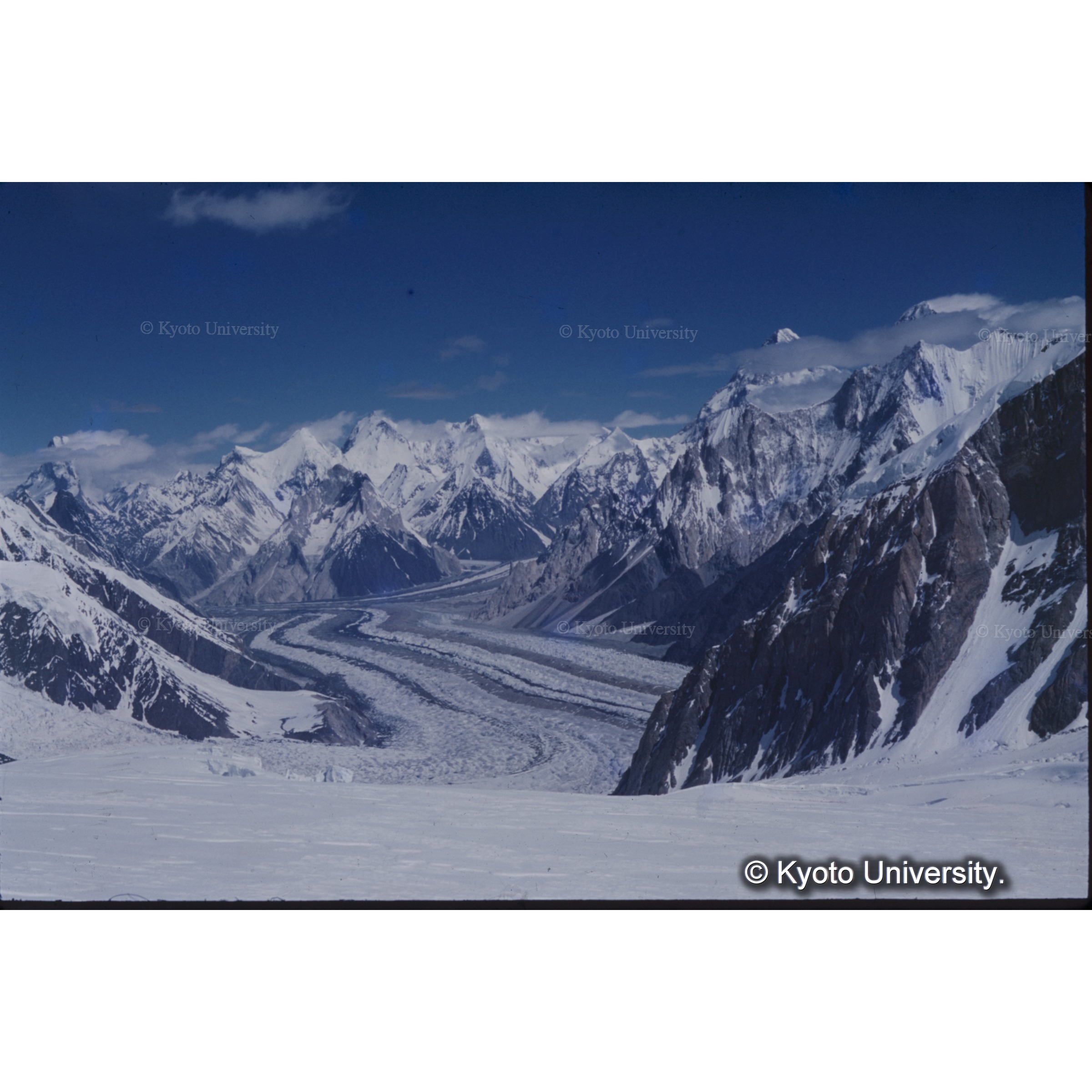 C3からバルトロ氷河を俯瞰 (1)