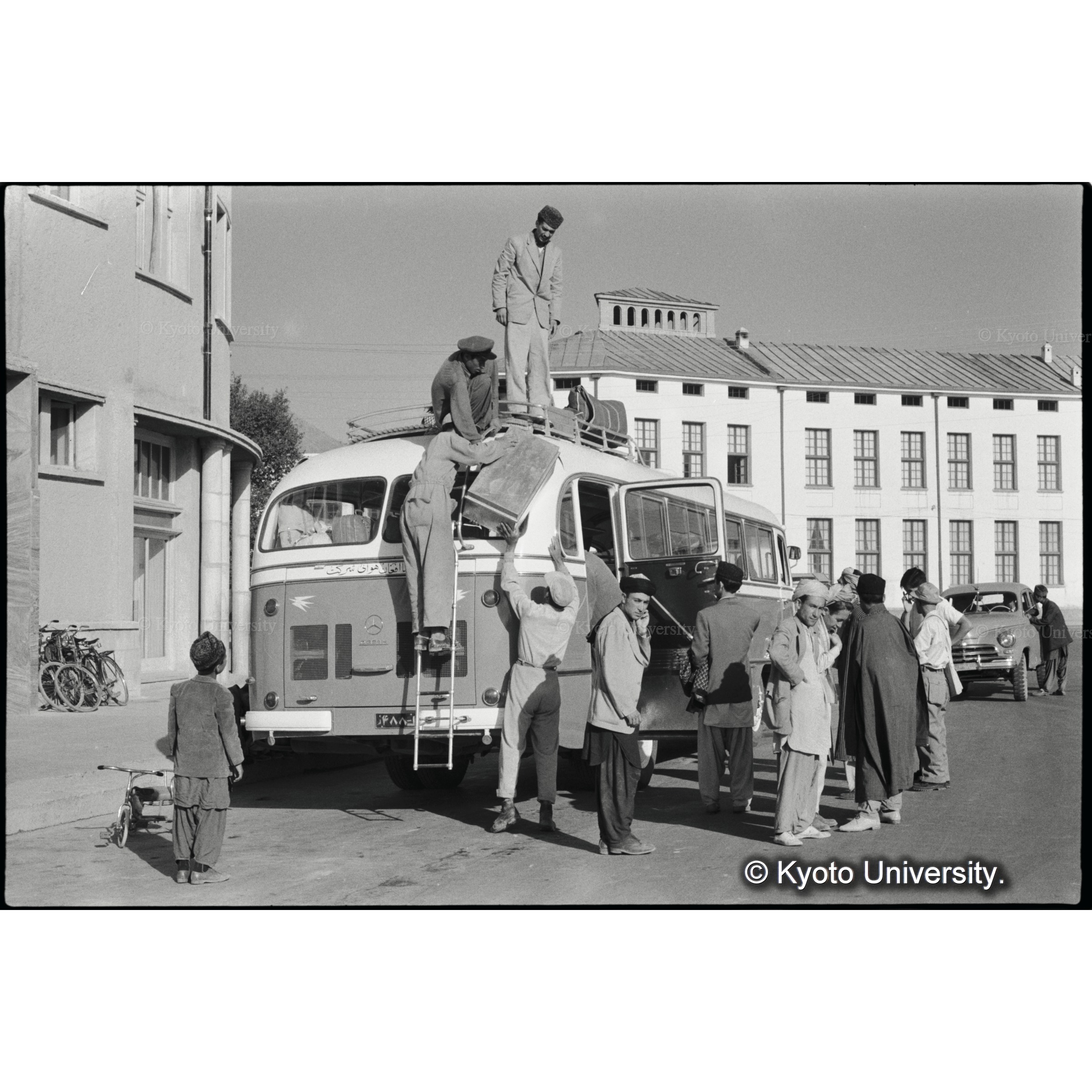 公共バスの屋根の上にまで人が乗る (1)