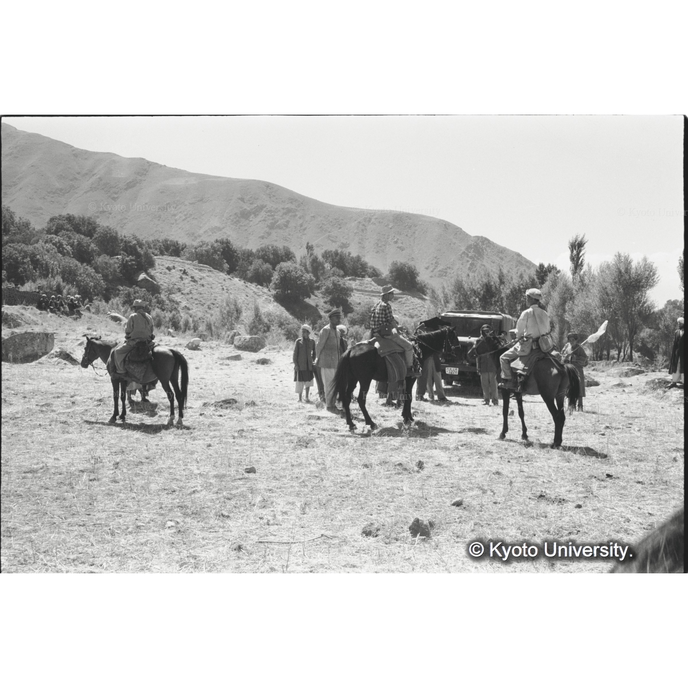 キャラヴァンはトヨタ車と騎馬によってすすめられた (1)