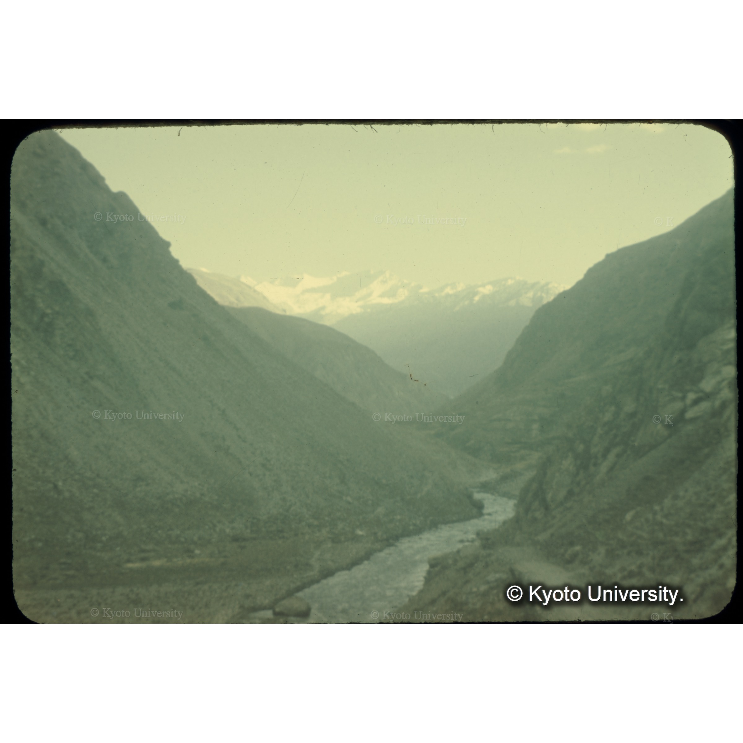 ピャンジ河渓谷を上流へむかう　　かつて玄奘三蔵も歩いた道だ (1)