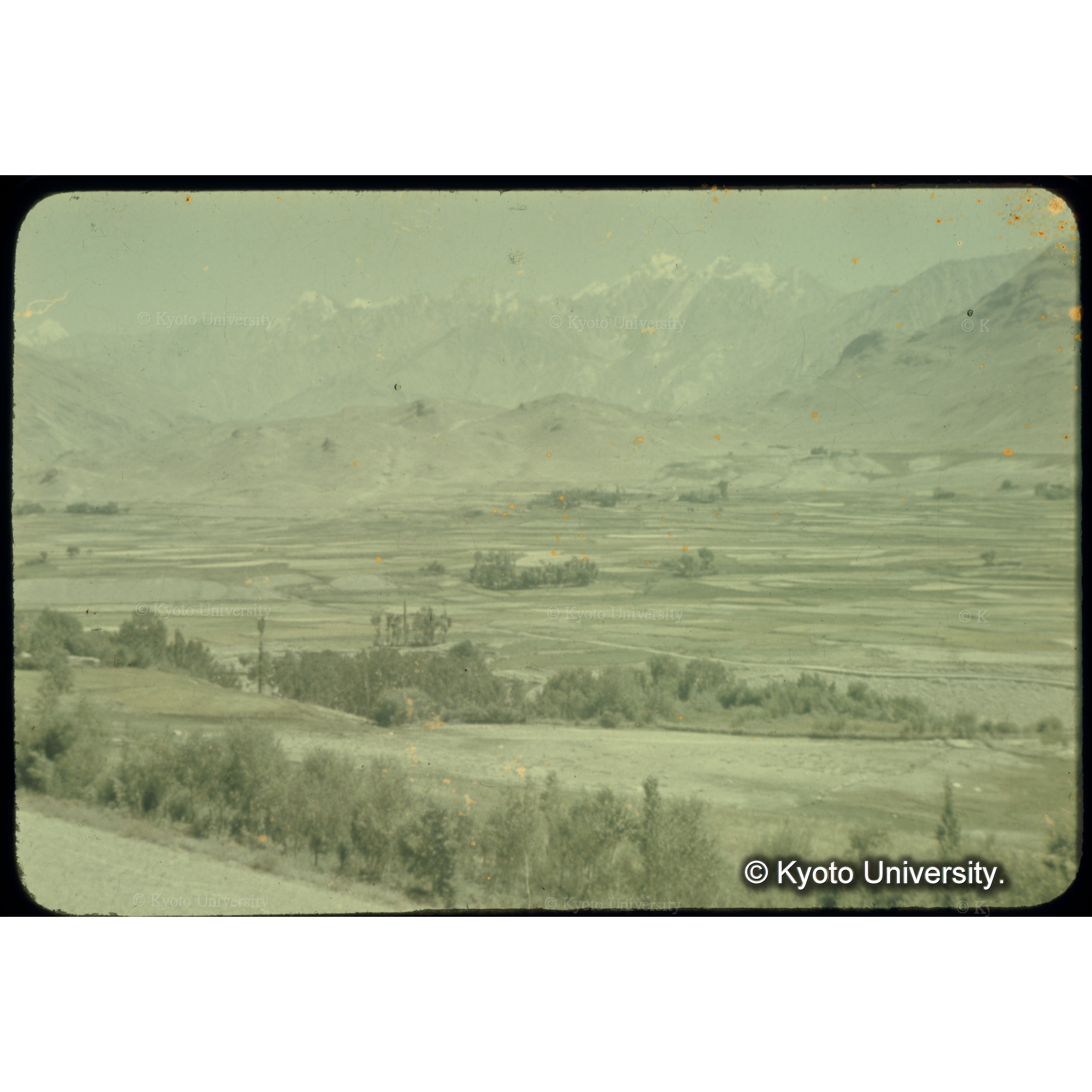 南岸の谷を限るのはヒンドぅクシュの氷雪をいただく峰々 (1)