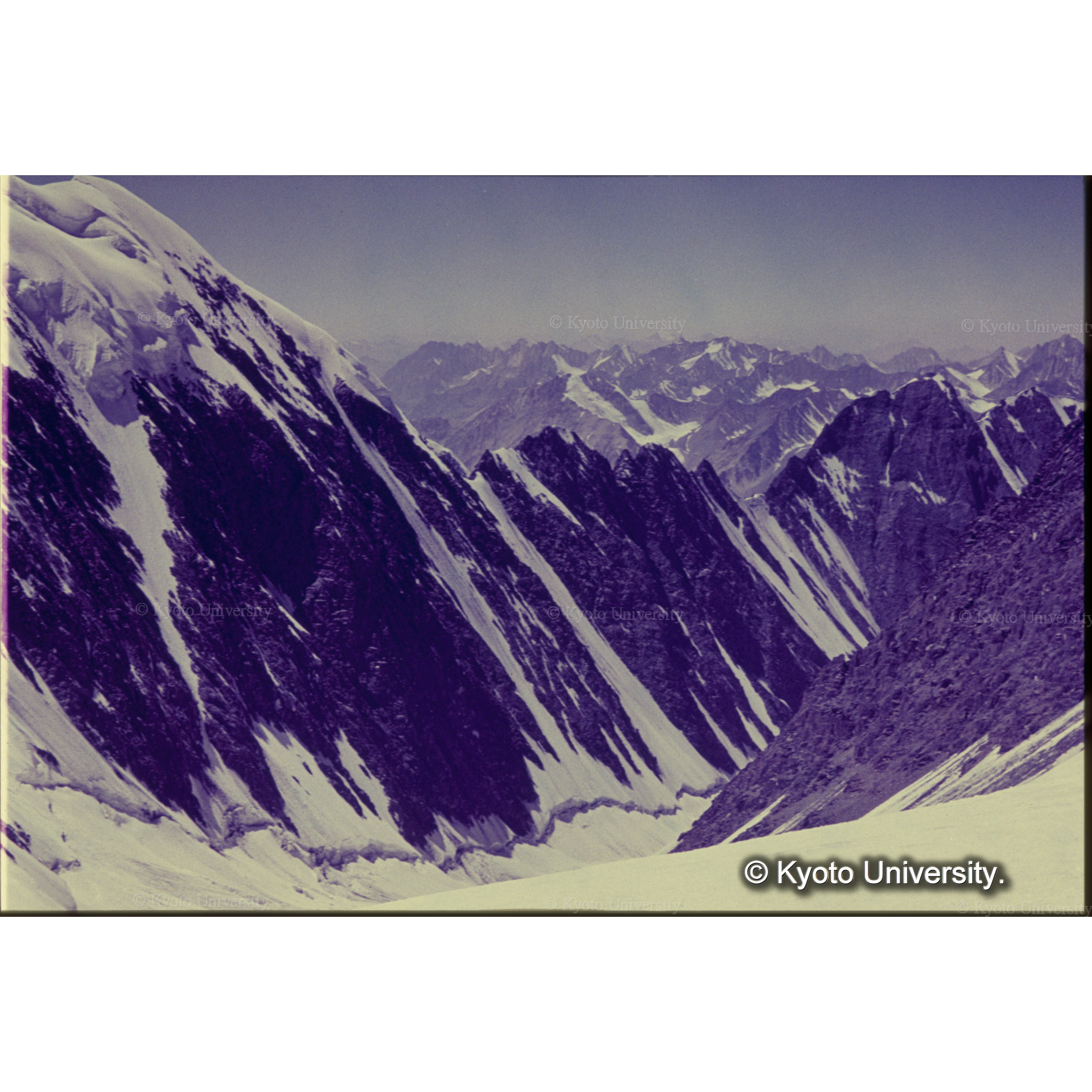 第3キャンプ付近からカジデー氷河をみおろす　ポーランドは3つを初登頂 (1)