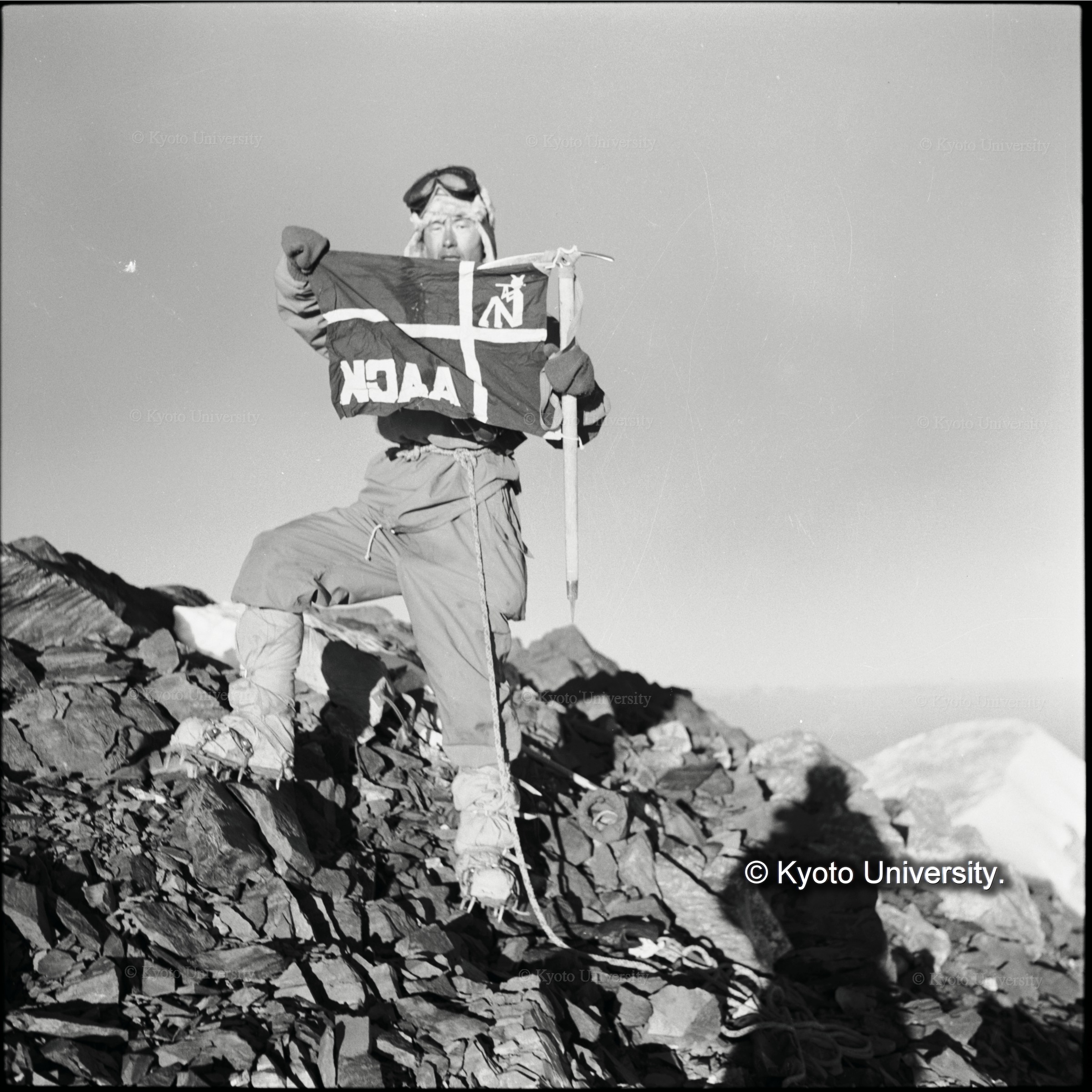 頂上に立ちＡＡＣＫ旗をかかげる岩坪隊員 (1)
