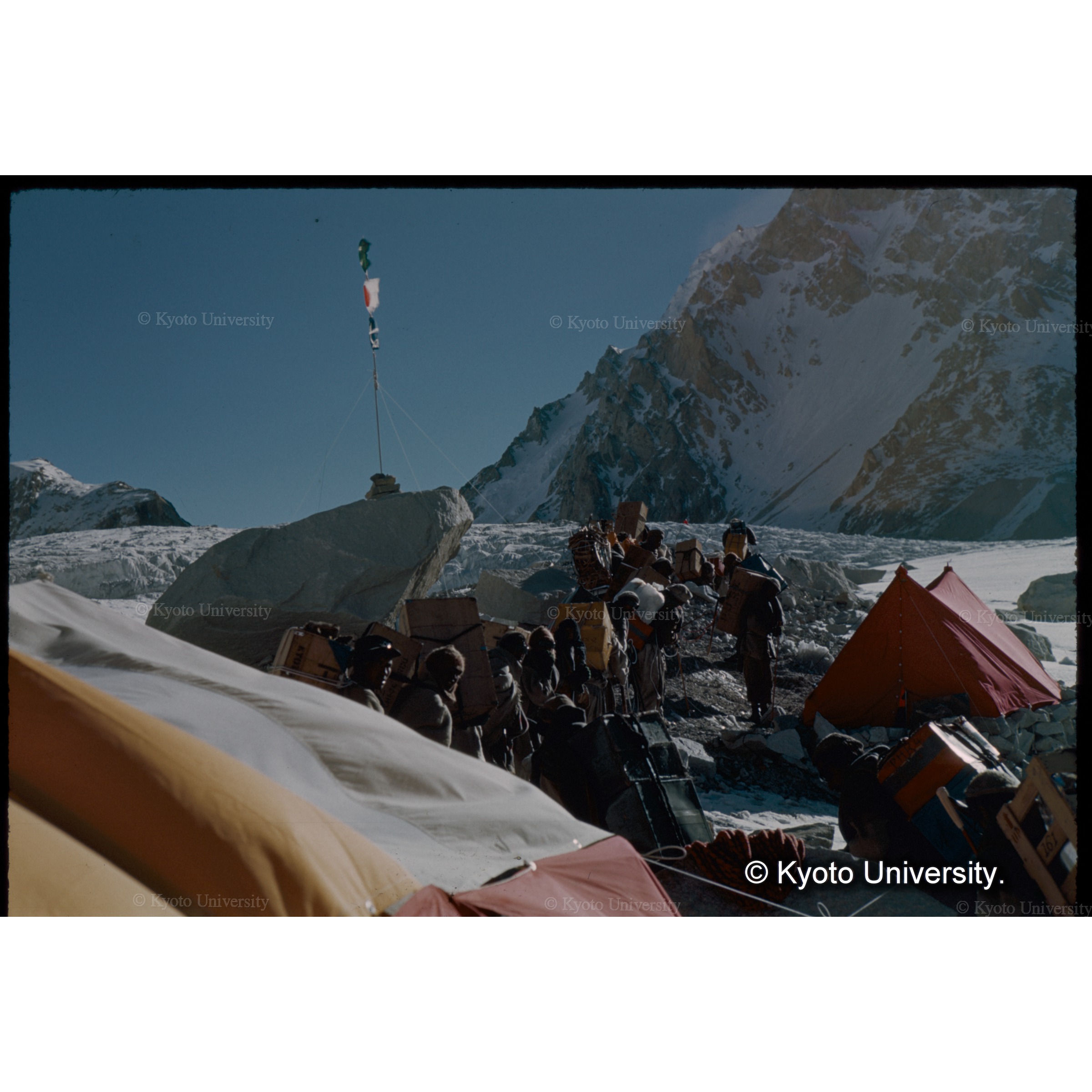 峠むけて出発するローカルポーターたち　キャンバス靴を支給した (1)