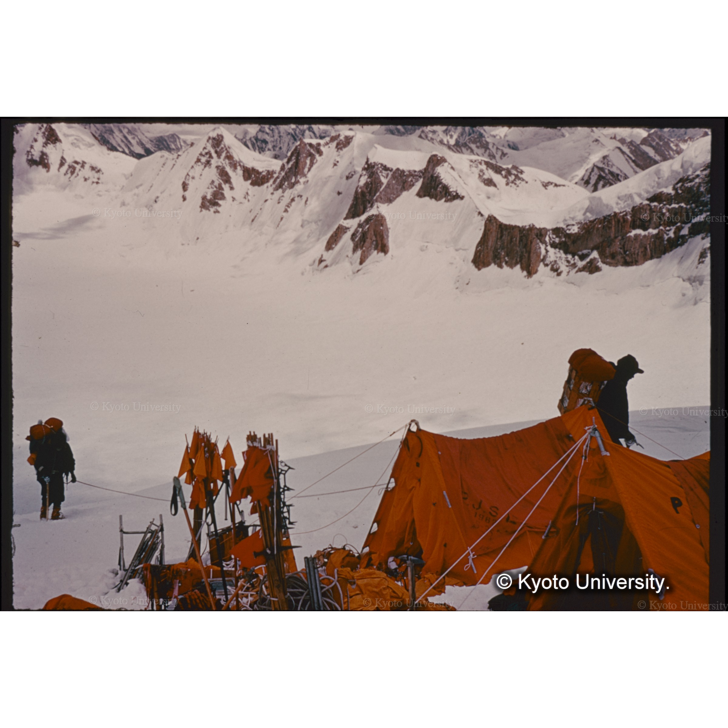 　Ｃ３への荷揚げはつづく (1)