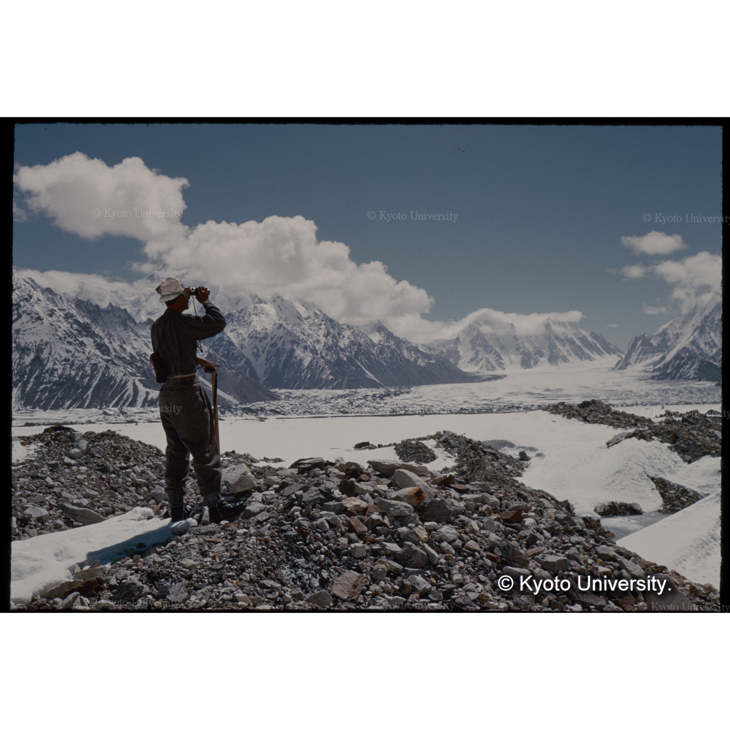 テラムシェール氷河をみる加藤副隊長 (1)