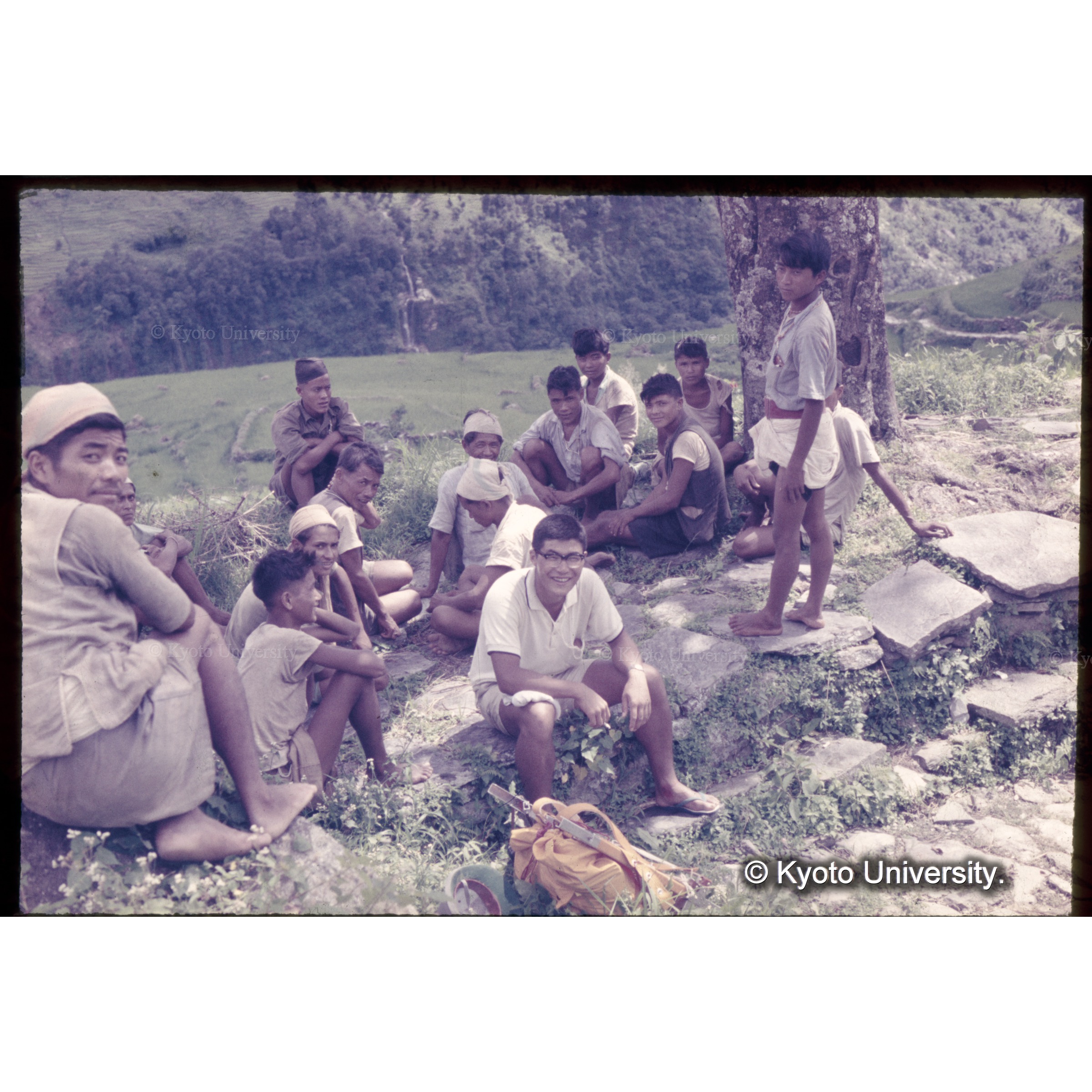 ポーターたちと休憩する島田 (1)