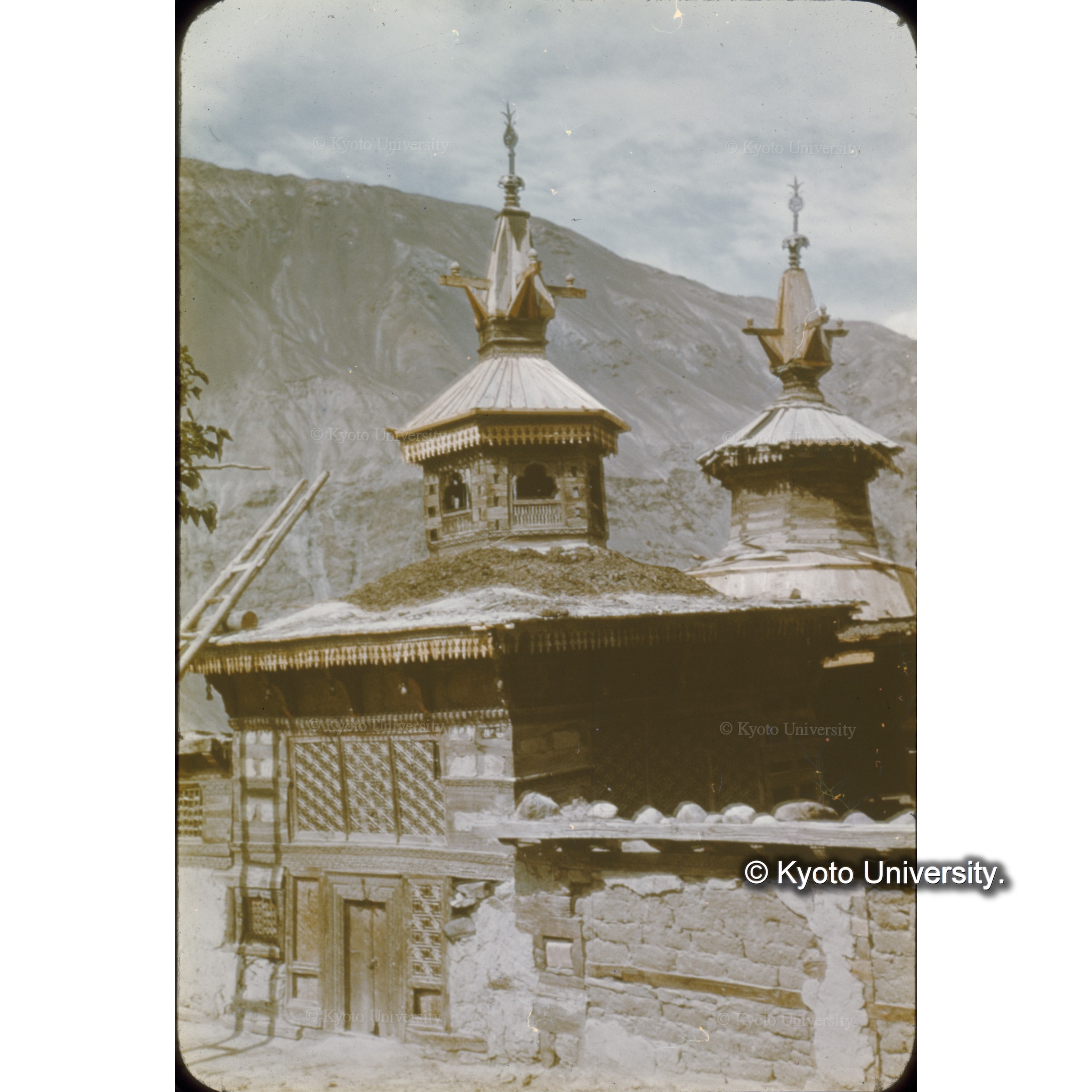 チベット風の村の寺院　 (1)