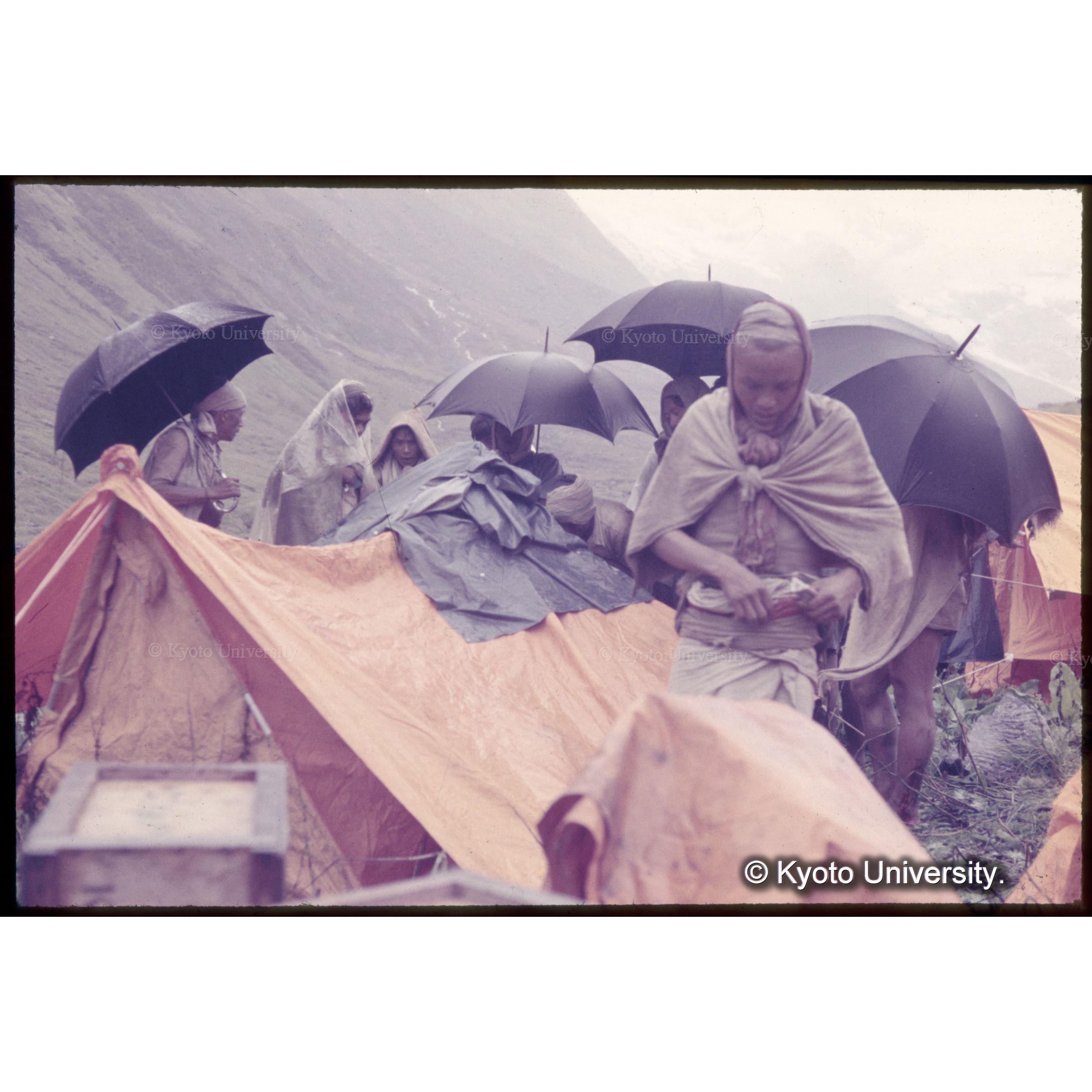 BC到着。雨中のポーター賃金支払い (1)