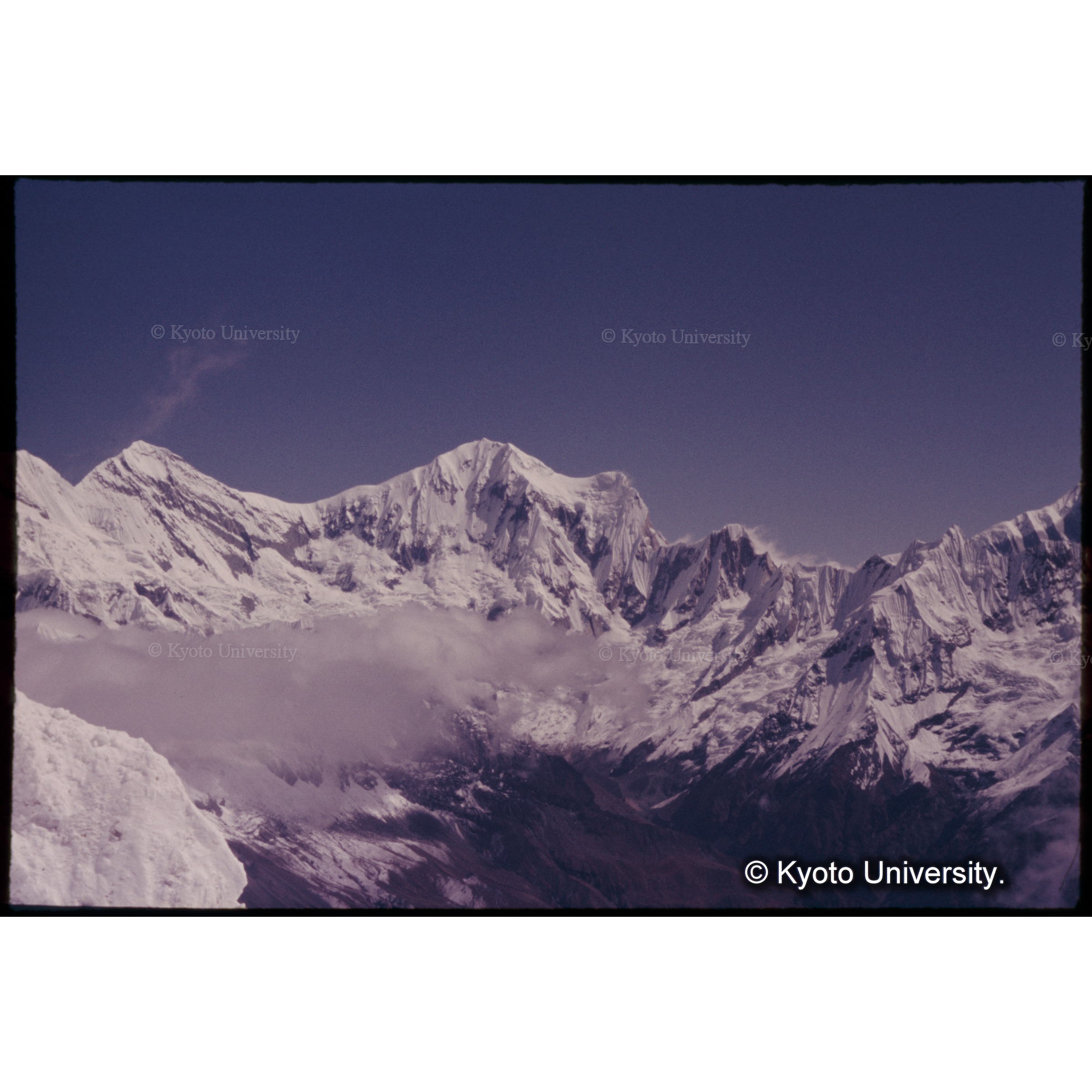 アンナプルナ III 峰とガンガプルナ（左） (1)